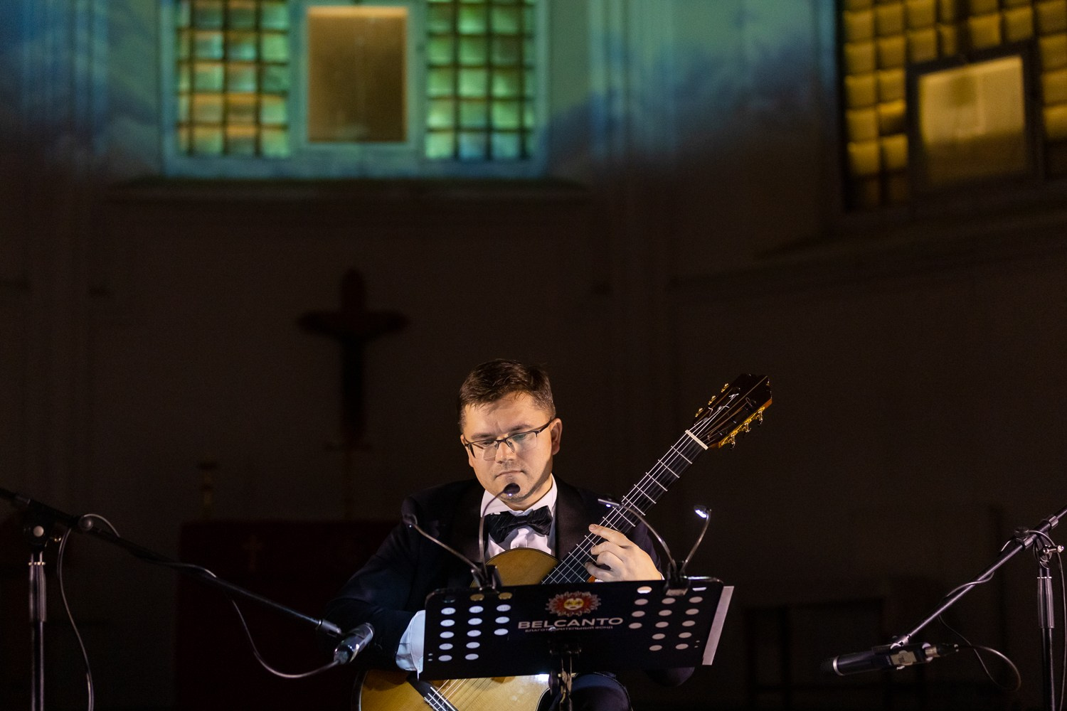 Дмитрий Бородаев и скрипач Алексей Неберикутин выступили на Гала-концерте фестиваля «Время гитары» в Англиканской церкви Святого Андрея. Дмитрий Бородаев