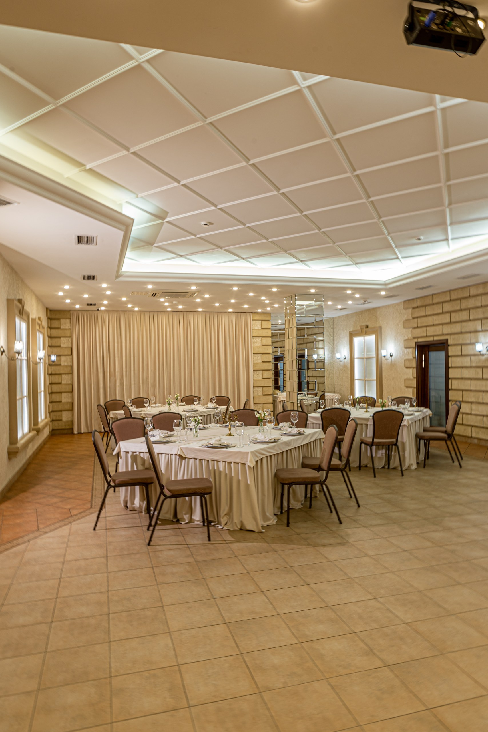 Банкетный зал ресторана Дача. Фотограф в Оренбурге. Профессиональный фотограф