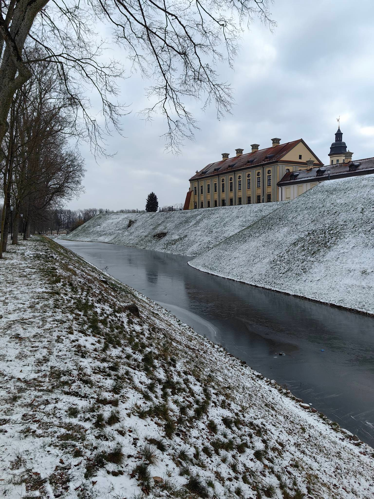 Несвижский замок в Беларуси. Купить картину на холсте для интерьера|художник | дизайнер | архитектор Сергей Ратчин в Москве