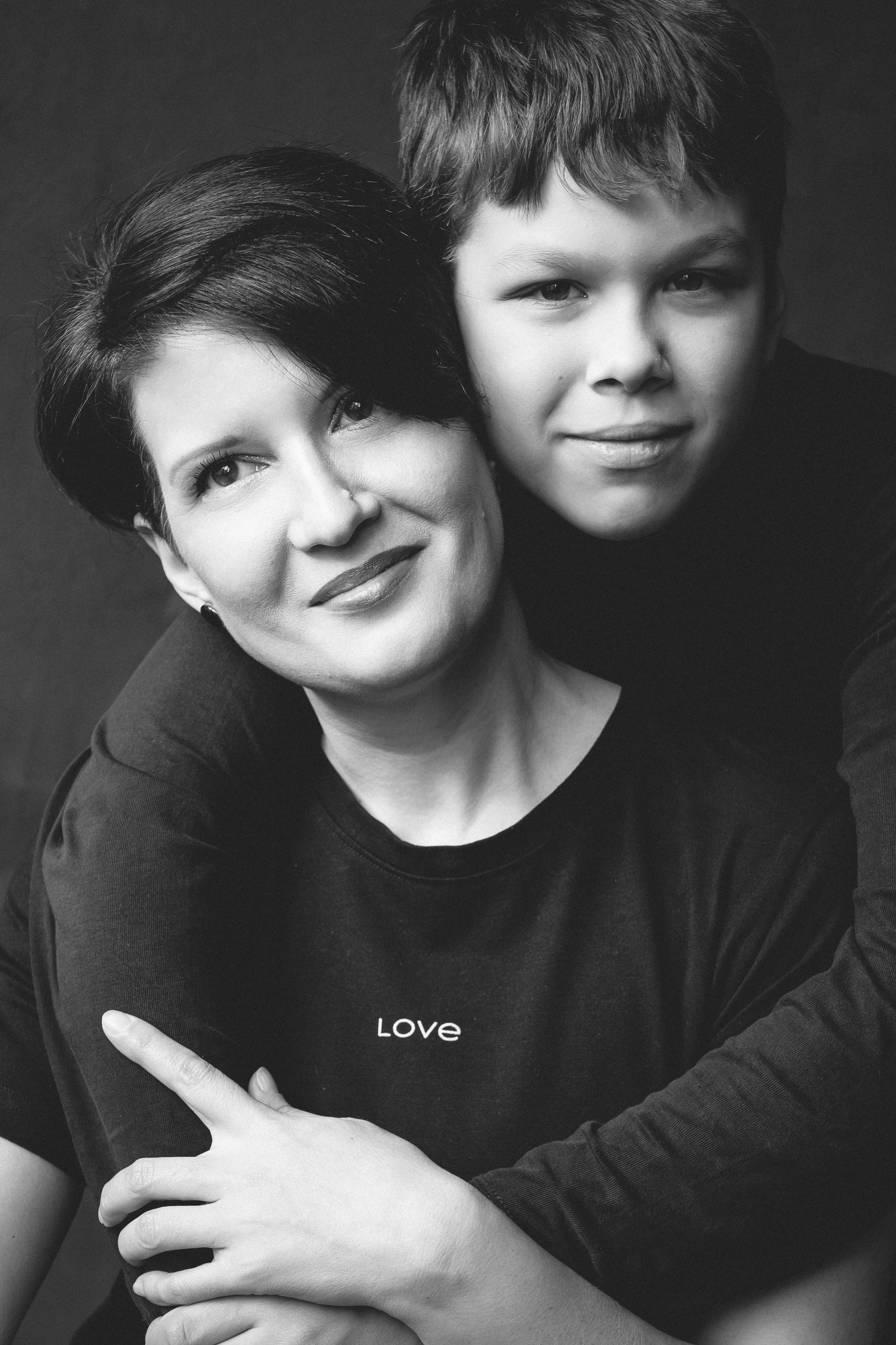 Женя с сыновьями — минимализм в лофте. Фотограф и видеограф в Тюмени Анна Жагорина, ваши фото еще не отдавали так быстро!