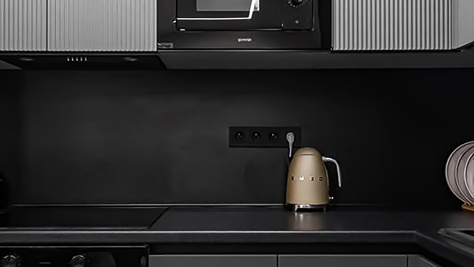 Стильная кухня с черным фартуком