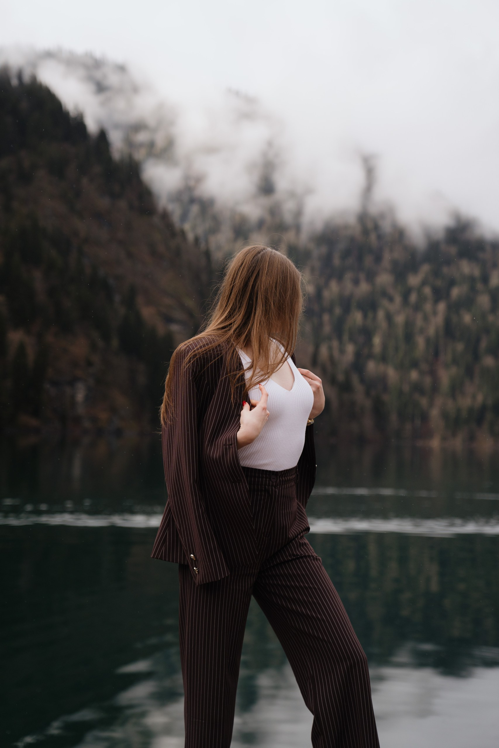 Стильная съемка на озере Рица в пасмурную погоду