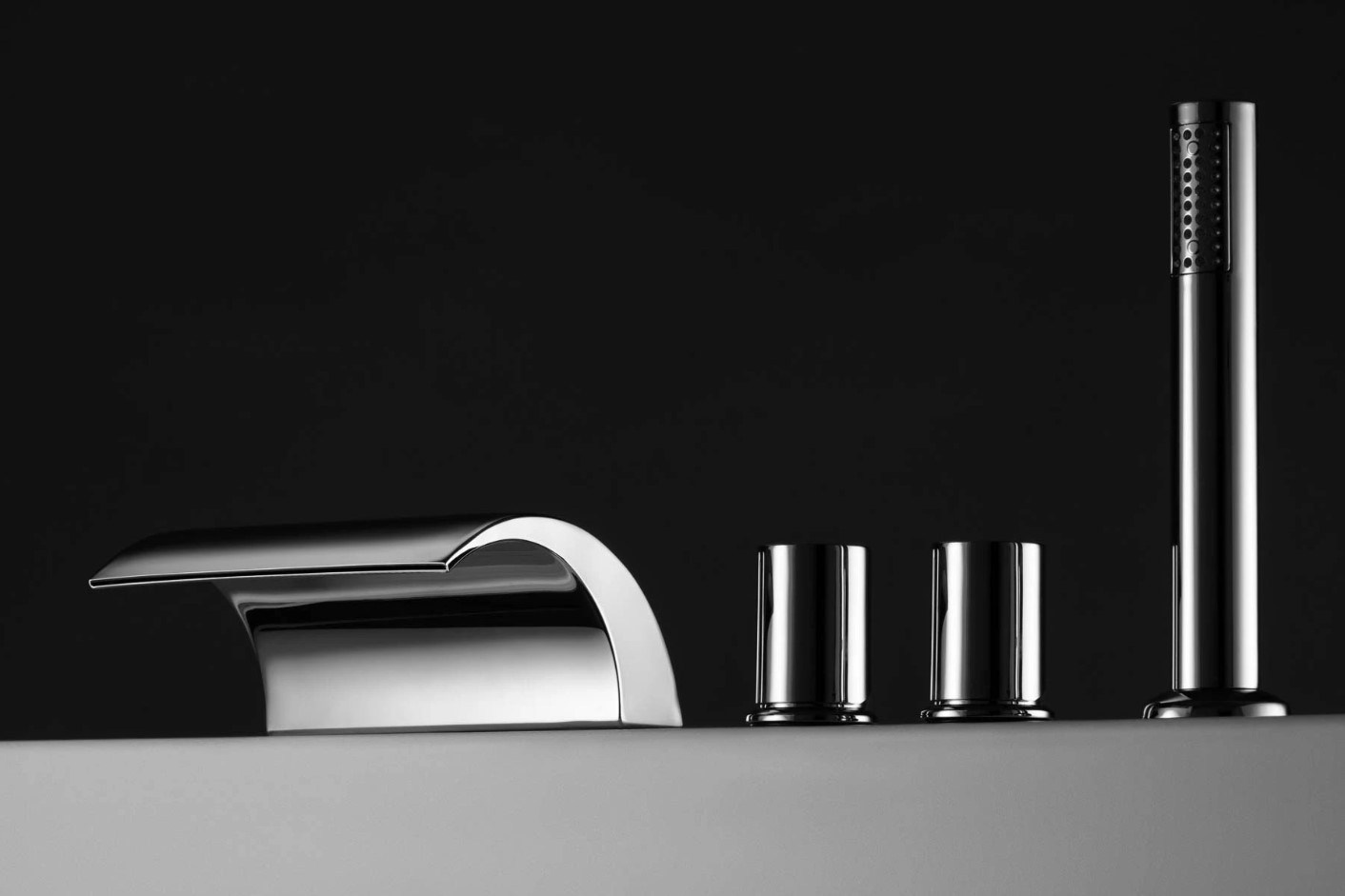 премиальный дизайнерский смеситель в студийной предметной съёмке