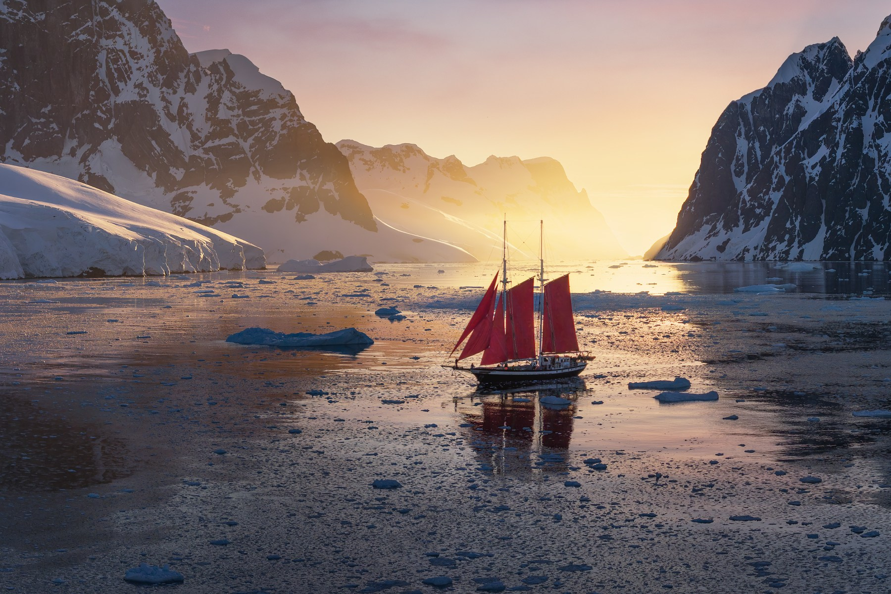 Антарктида, шхуна в проливе Лемеп