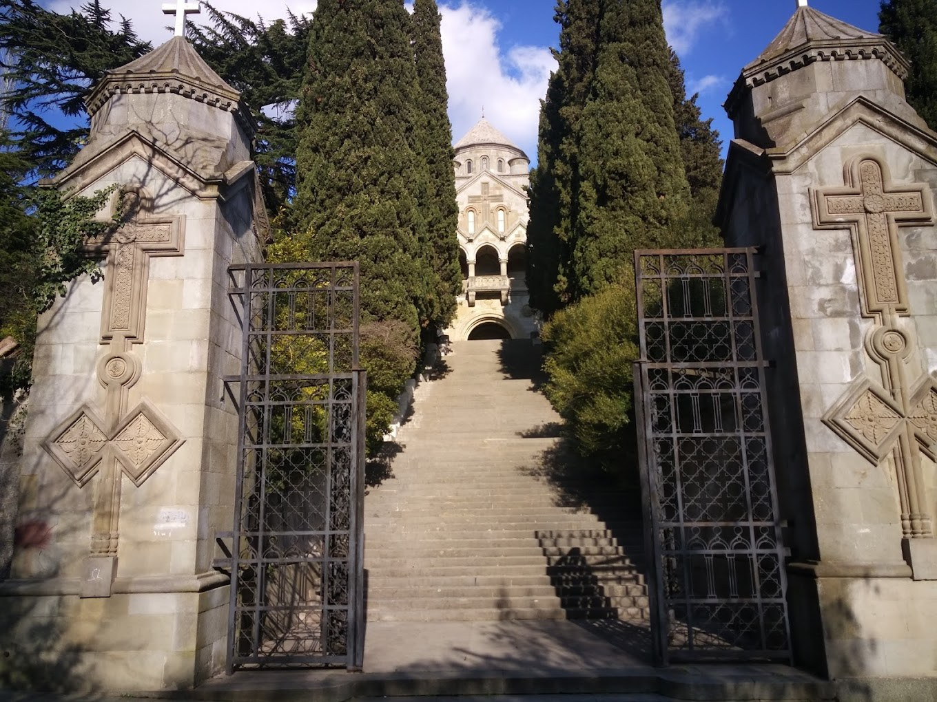 Локации для фотосессии в Ялте. Профессиональная фотосъемка в Крыму. Натуральные эмоции и живые кадры. Забронируйте дату прямо сейчас!