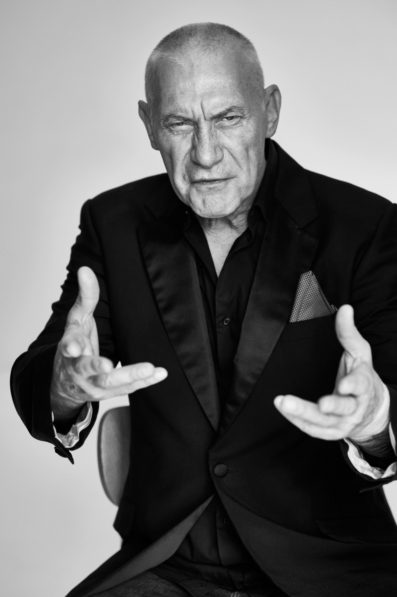 Мужской портрет в чёрно-белом стиле с выразительной мимикой