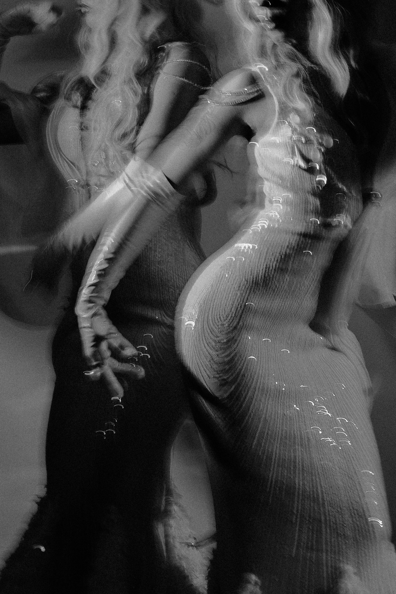 Арт-фотосессия с синим светом на циклораме. Портретный фотограф Тюмень Дарья Мустафина