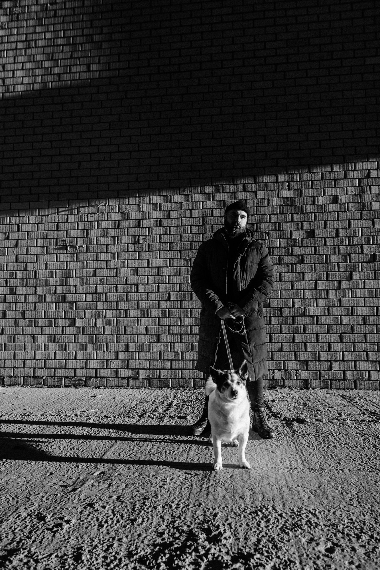 Мужская фотосессия с собакой в Тюмени — Саша и Тони. Фотограф Дарья Мустафина, Тюмень