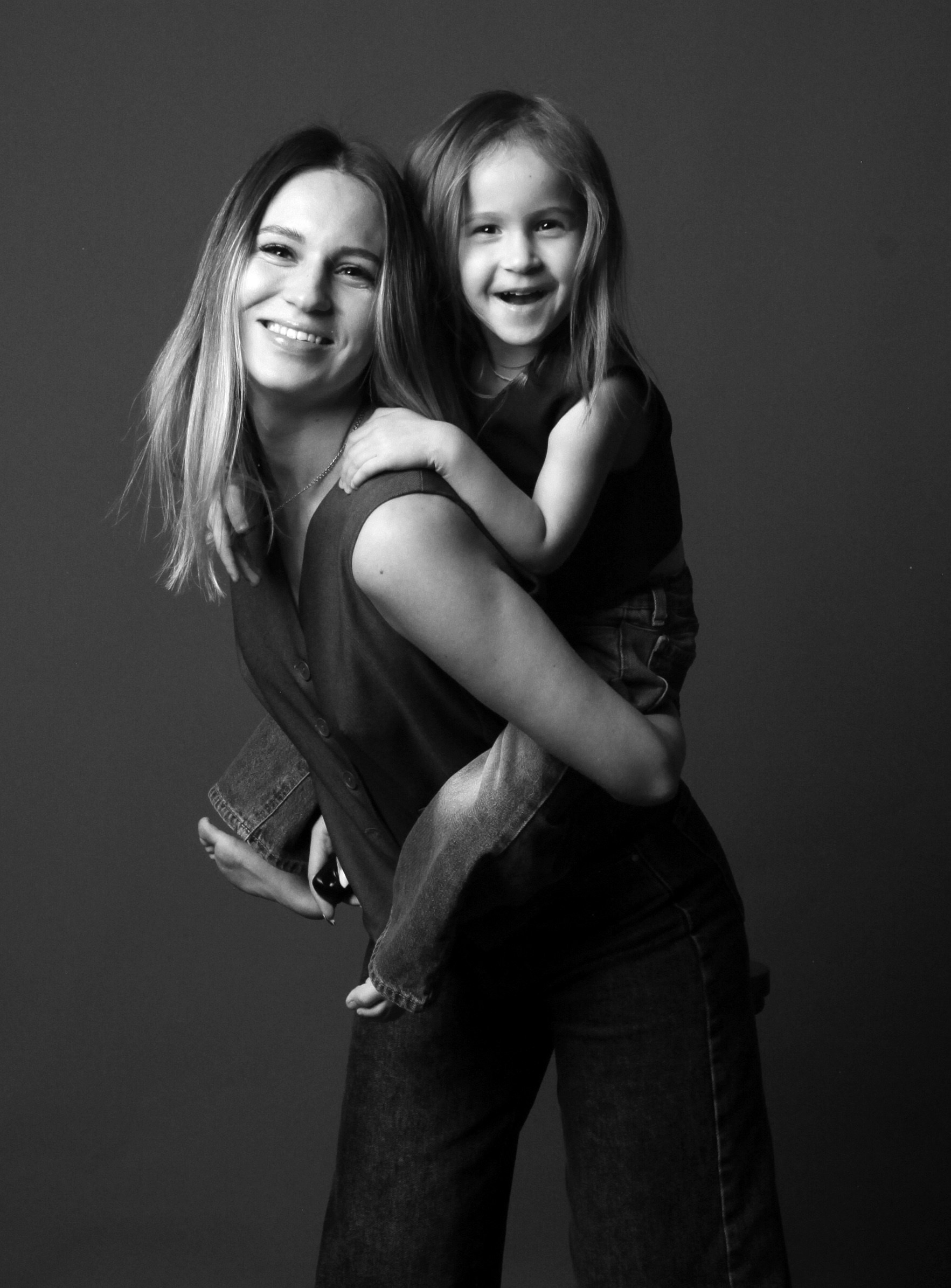 СЕРЫЙ ФОН | АВТОПОРТРЕТНАЯ. YourSelf.photostudio | автопортретная фотостудия ТОЛЬЯТТИ