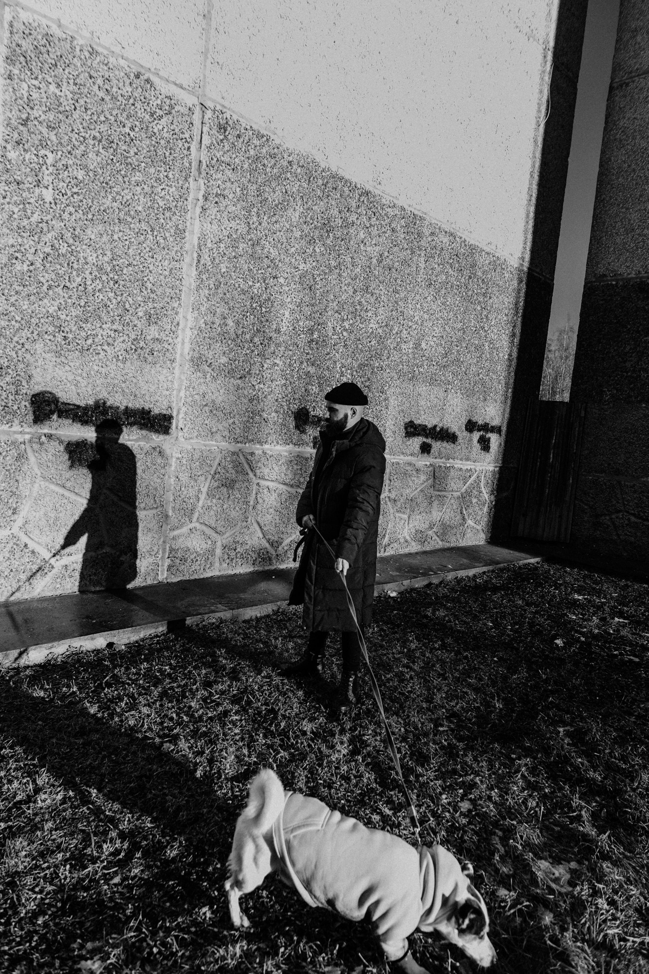 Живые лайфстайл-фото: парень и его пес Тони. Фотограф Дарья Мустафина.