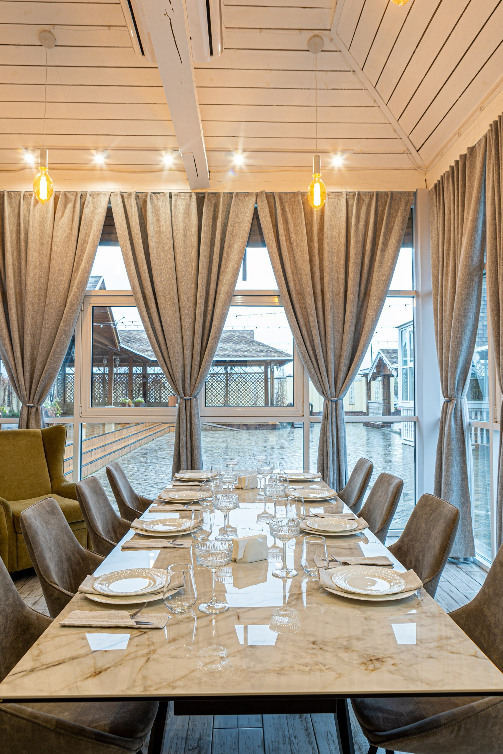 Банкетный зал ресторана «Дача». Фотограф в Оренбурге. Профессиональный фотограф