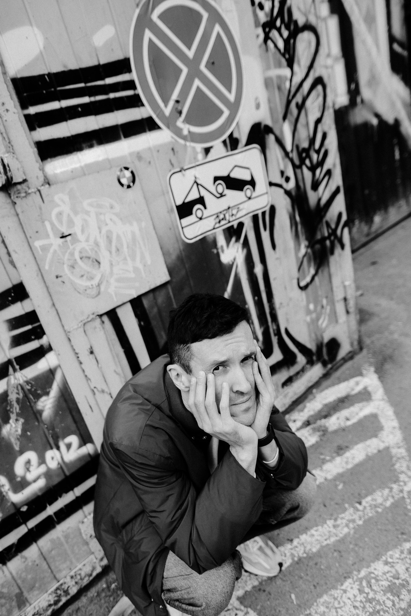 Необычные ракурсы мужской съемки: лестницы, окна, городская среда