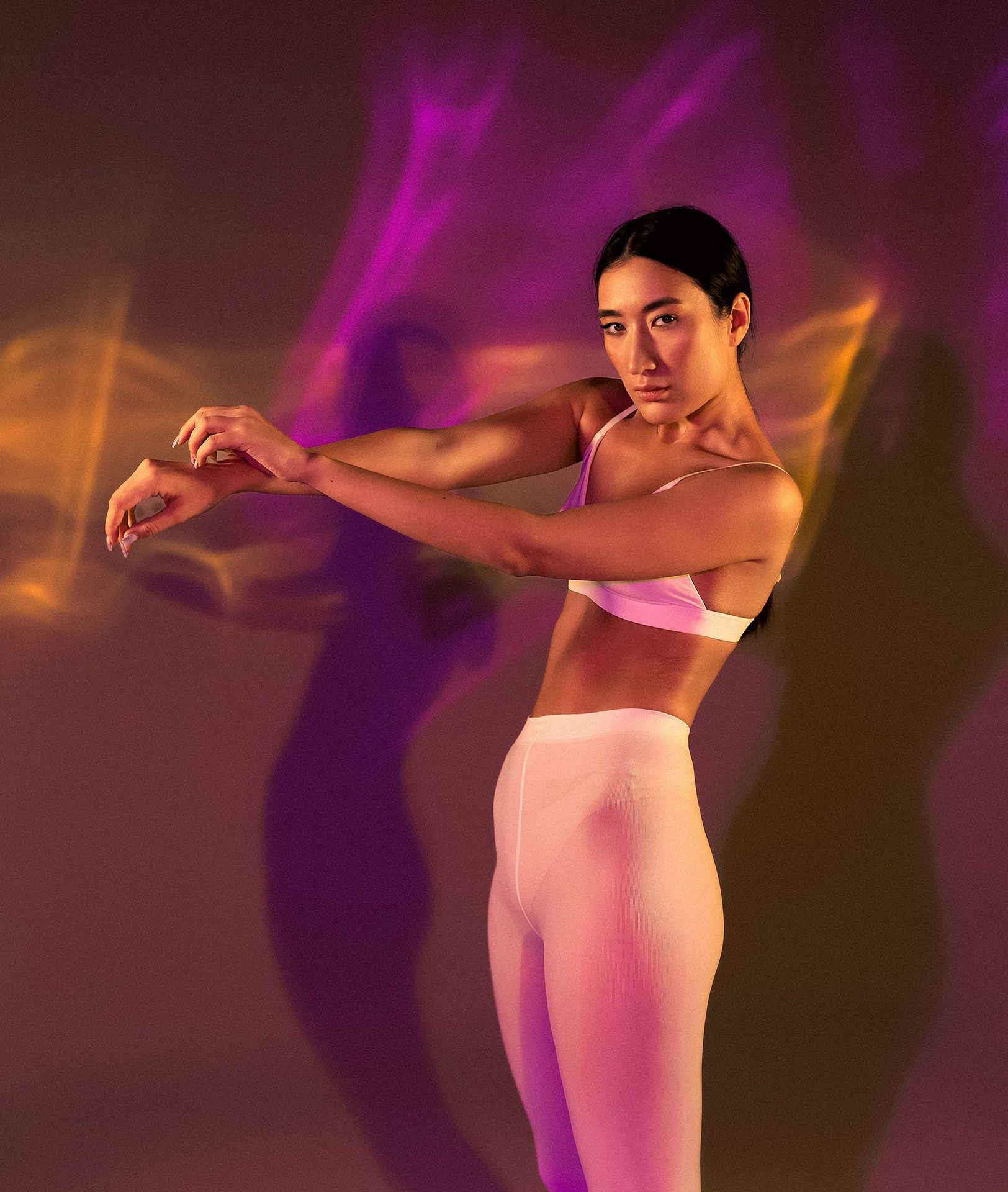 Съемка с гибким зеркалом на отражение и цветным светом Казань, девушка в топе и колготках позирует с гибким зеркалом и цветным светом