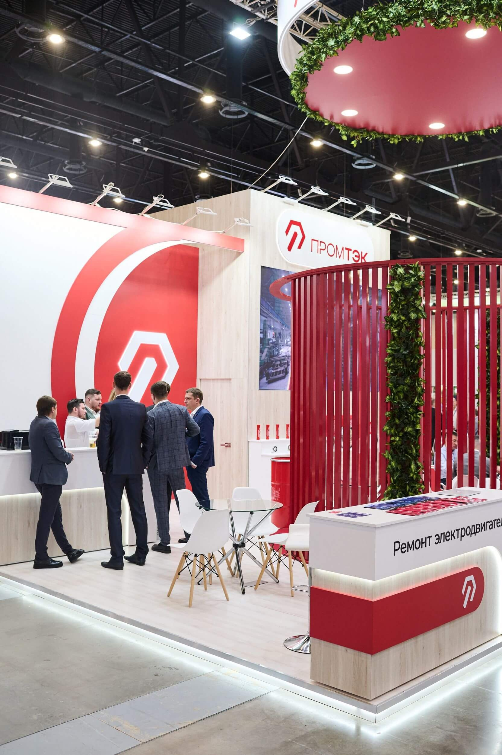 35. Общий план стенда Промтек, демонстрация ремонта электродвигателей.