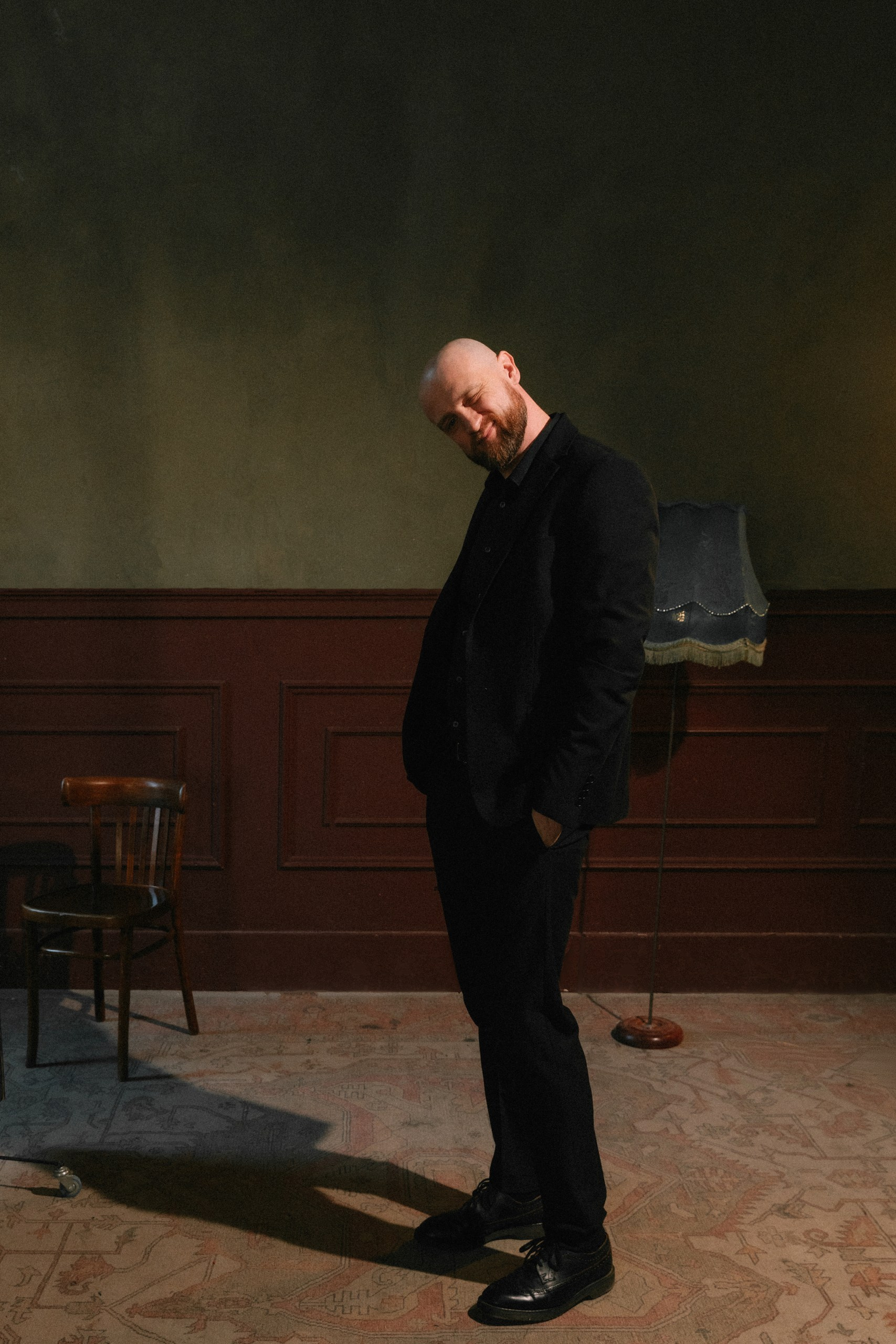 Креативная интерьерная фотосъемка для портала экспертов, мужчина сидит на полу для оформления профессионального блога, спб.