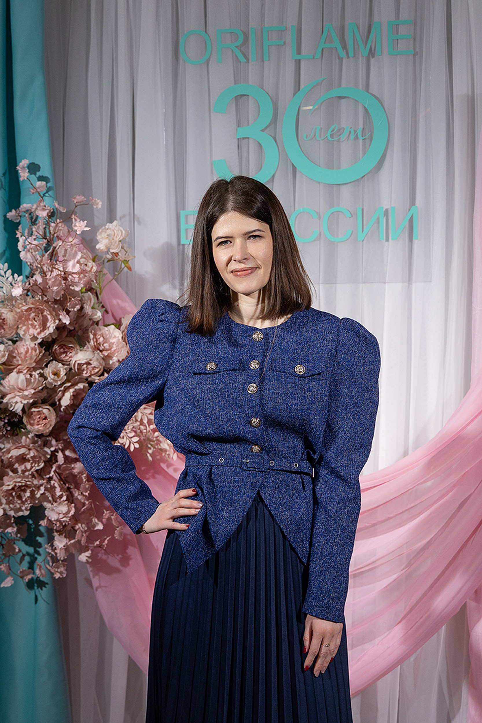 Постановочная фотосъемка у банера на мероприятии