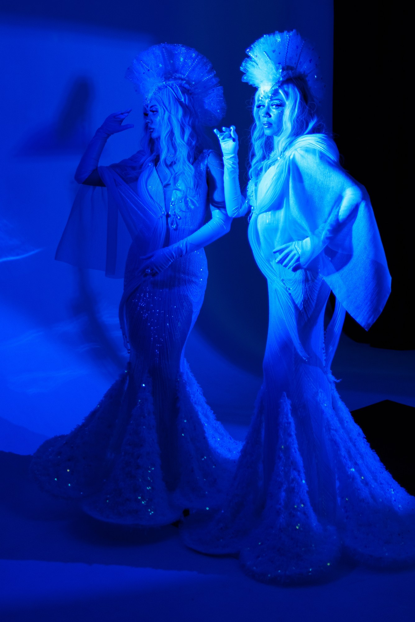 Арт-фотосессия с синим светом на циклораме. Портретный фотограф Тюмень Дарья Мустафина