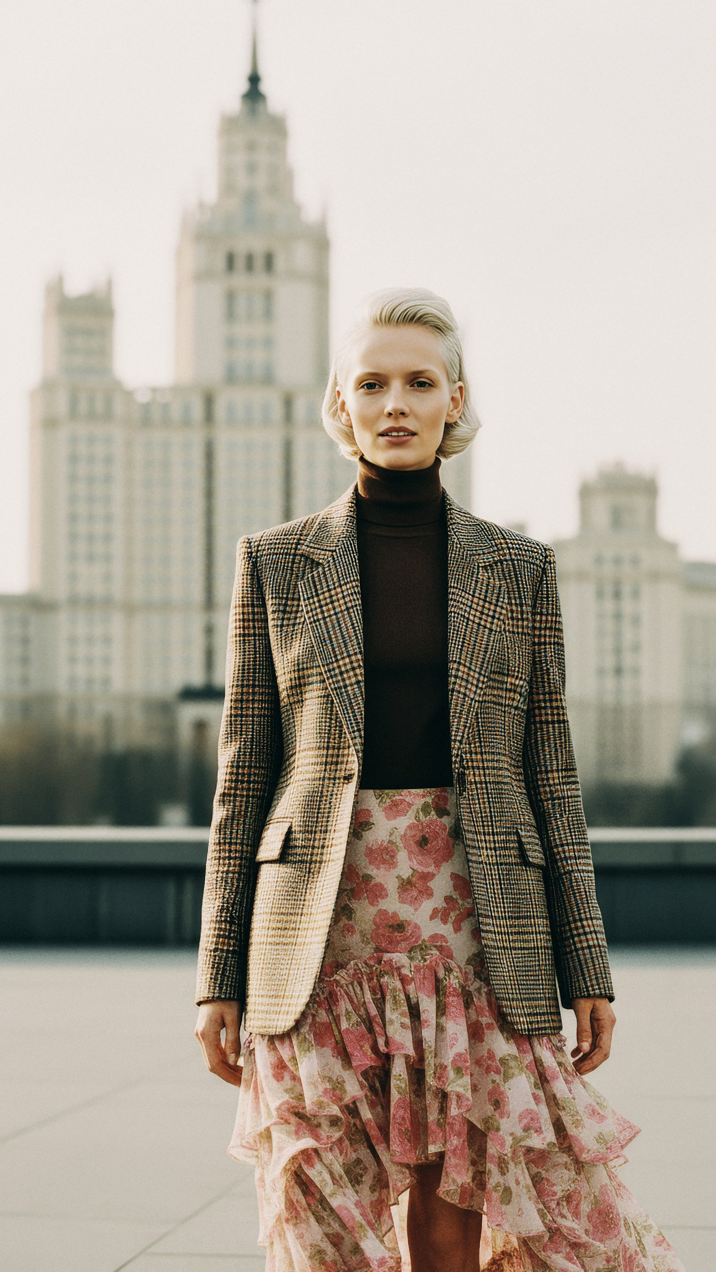 Фотосессия девушки в YSL на крыше дома в Москве напротив сталинской высотки МИД