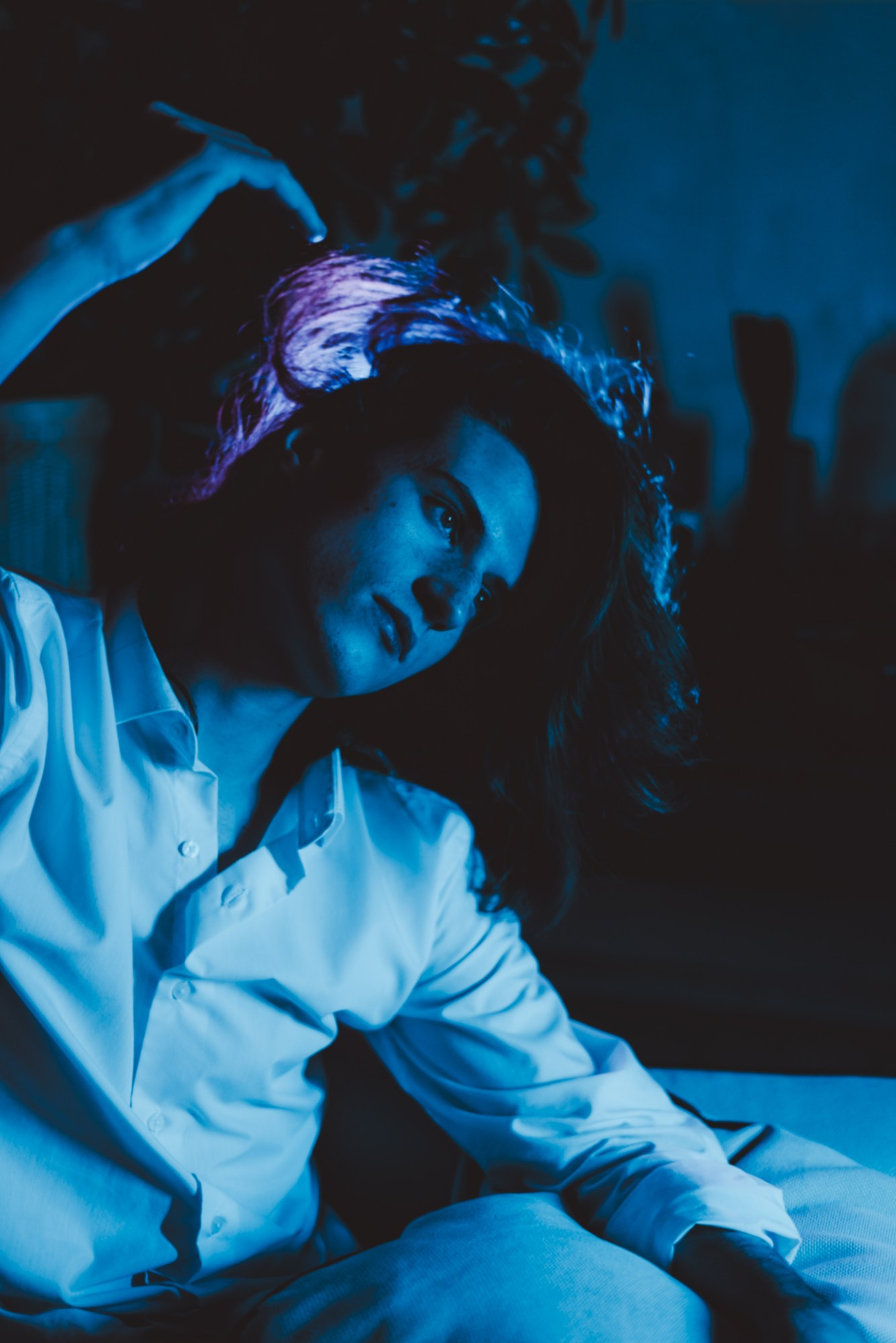 Креативная мужская фотосессия с цветными фильтрами в Тюмени