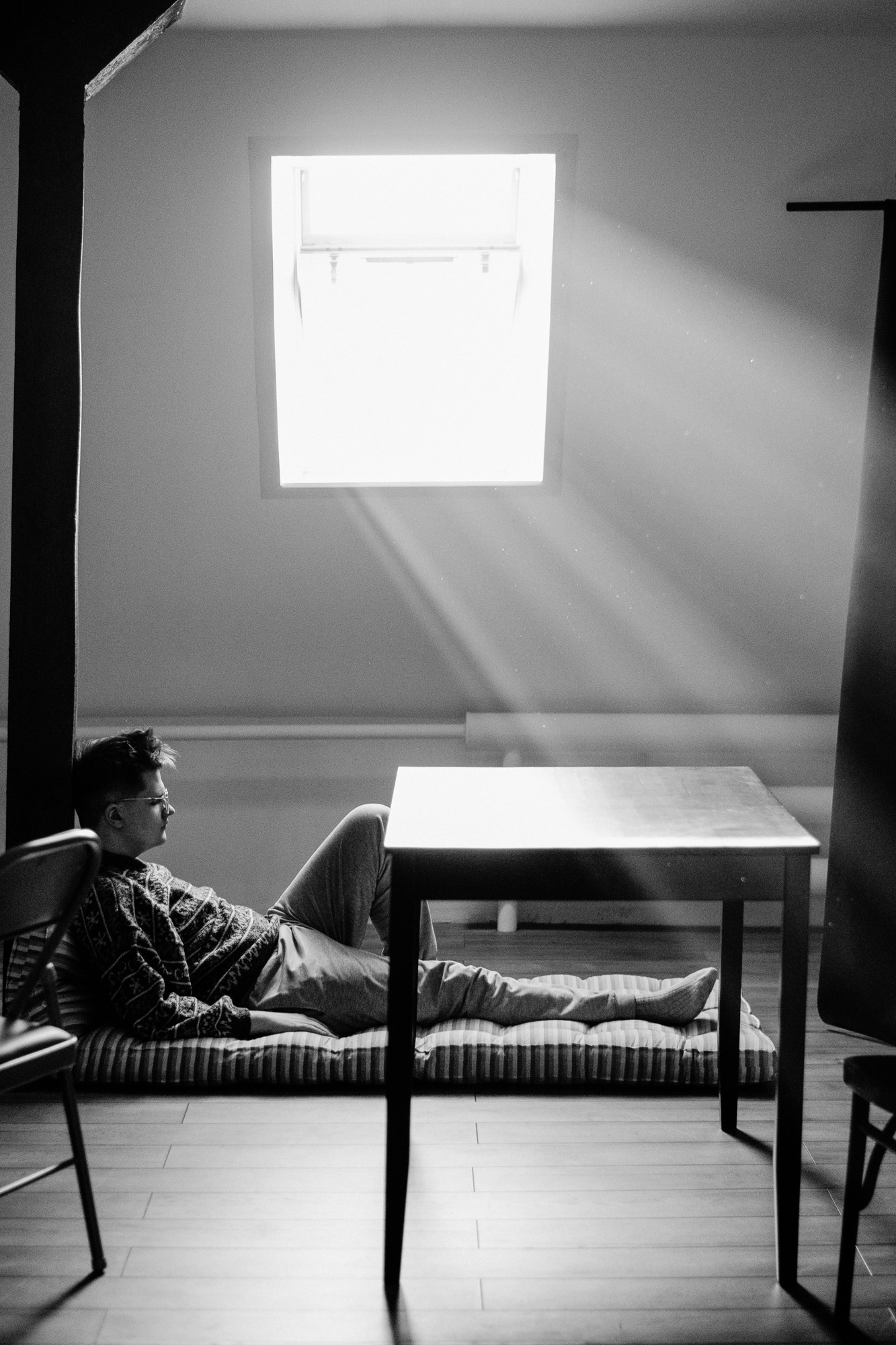 Кадр у окна в интерьере, мужской образ, эстетика кино, Тюмень.