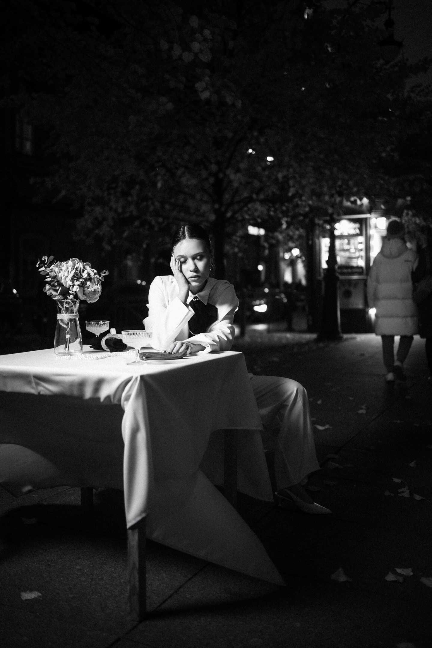 Атмосферная фотосессия в кафе, интерьерный портрет с чашкой кофе