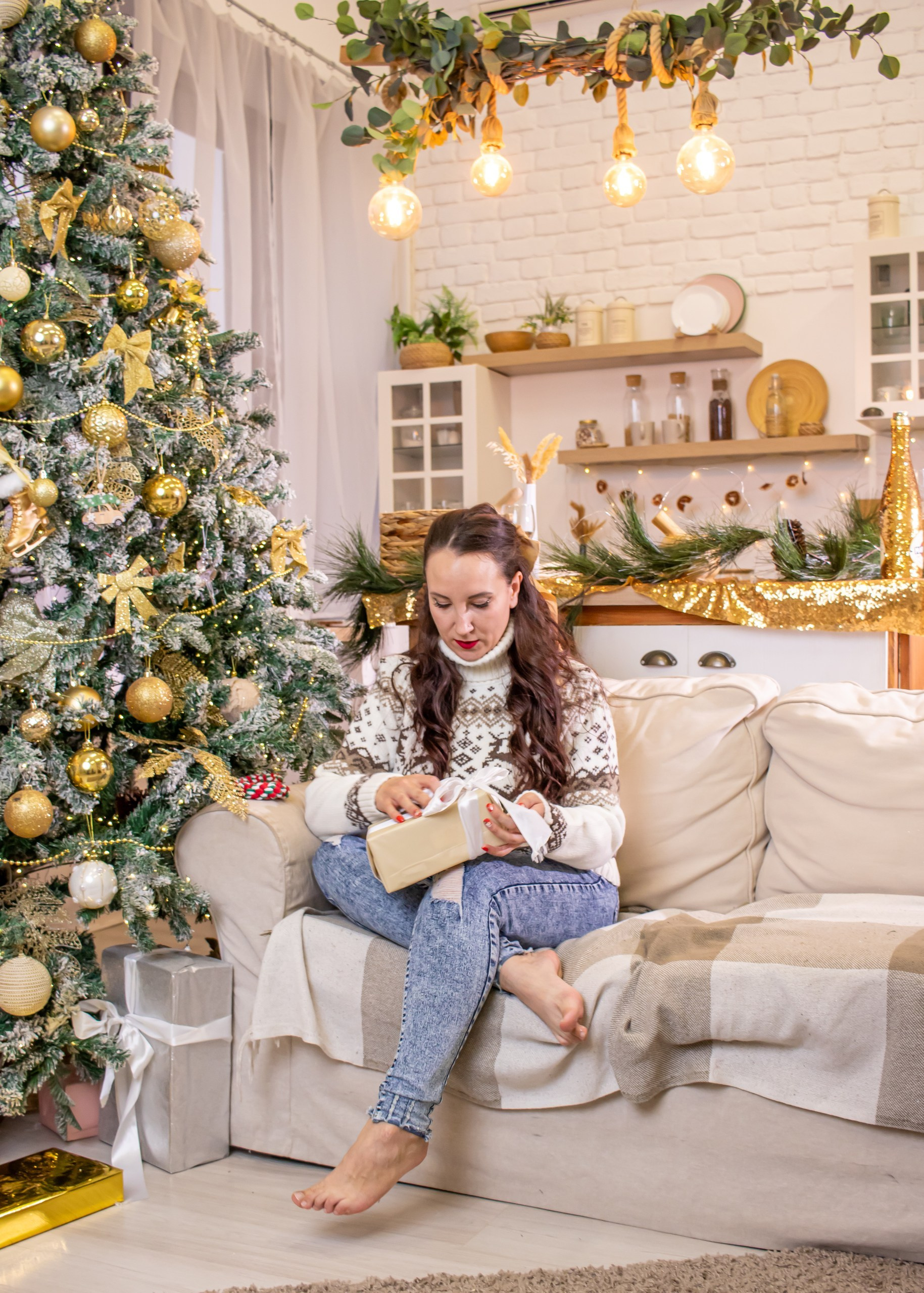 Новогодний портрет женщины у украшенной ёлки в уютной домашней студии, фотограф Карасёва Елена