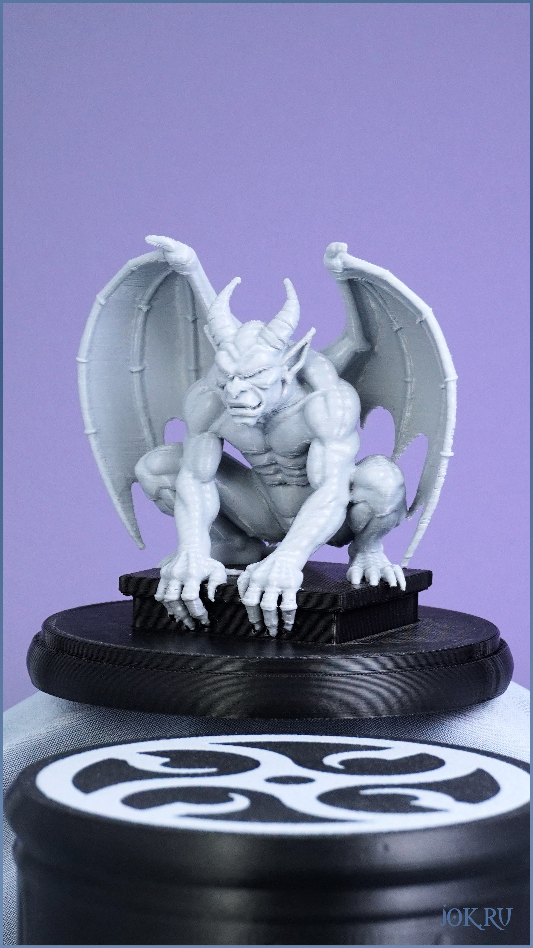 Декоративные фигурки для полки: примеры 3D‑печатных изделий в готическом стиле.