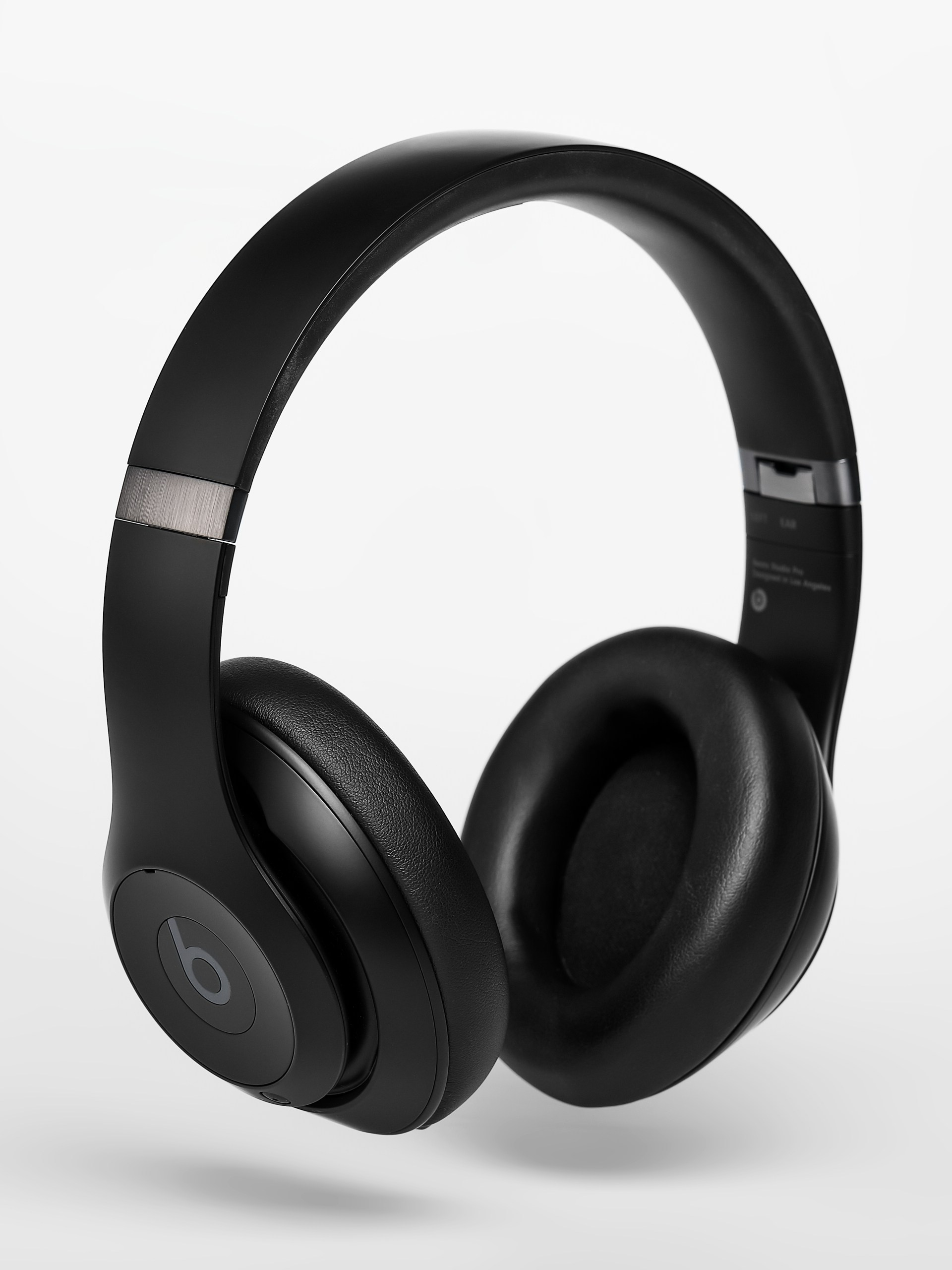 Каталожная съёмка наушников на белом фоне, стандартный ракурс и единая схема света