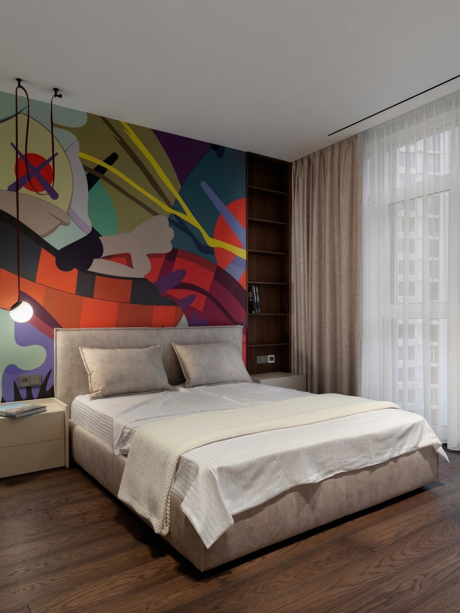 Дизайн спальни от Валерии Котович: яркая акцентная стена с росписью, встроенный деревянный стеллаж и панорамное окно в пол.