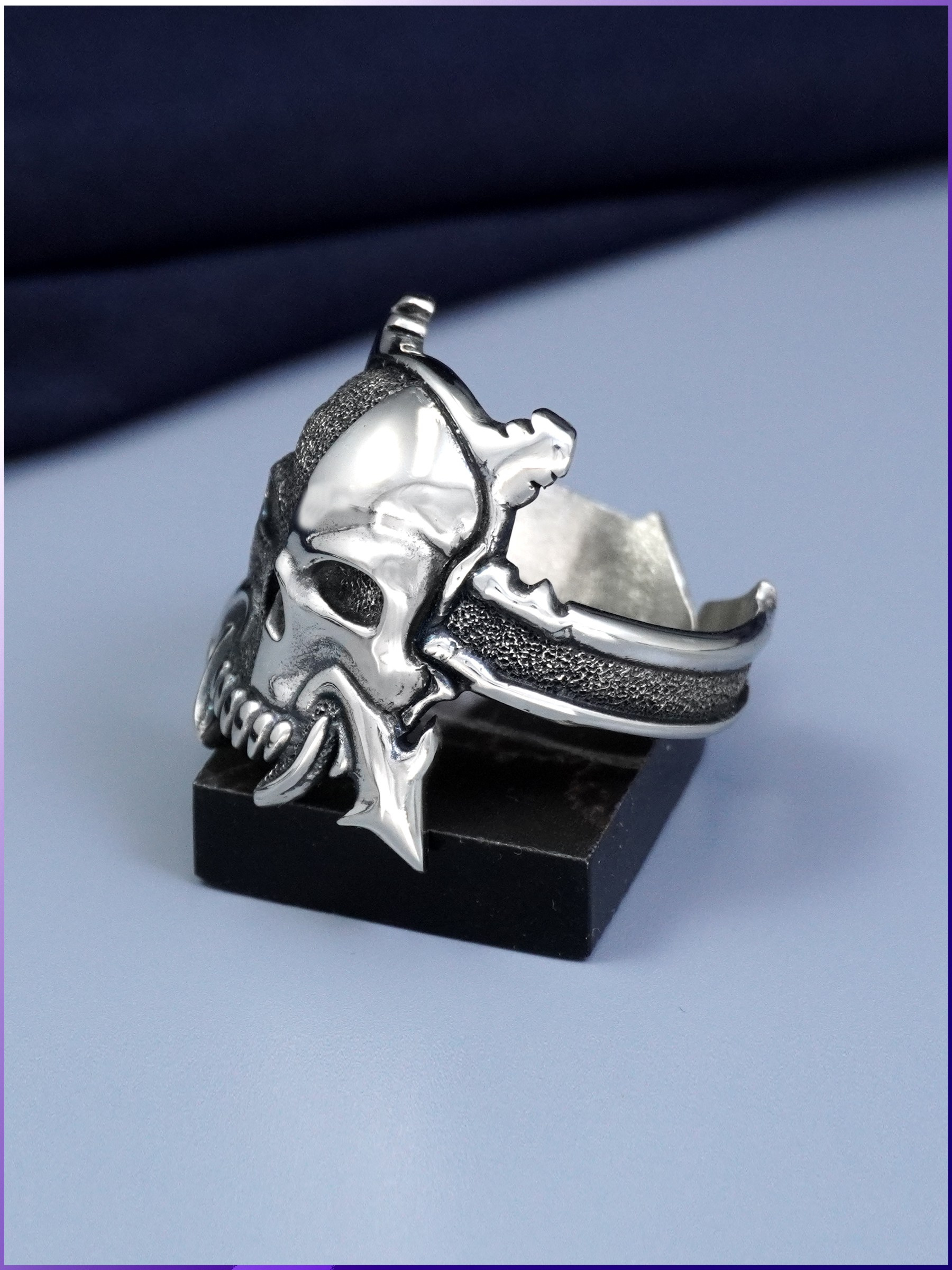 Кольцо с черепом и знаками космодесанта: модель «Сыны Злобы» по мотивам Warhammer 40 000 в магазине Joker-Studio