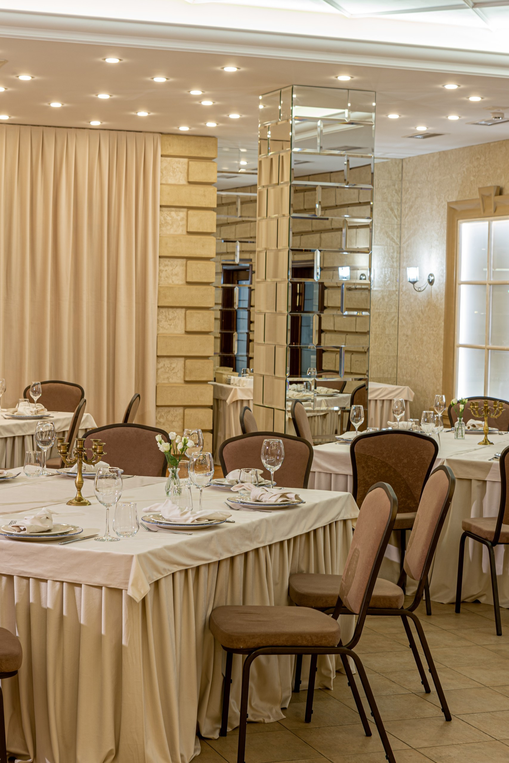 Банкетный зал ресторана Дача. Фотограф в Оренбурге. Профессиональный фотограф