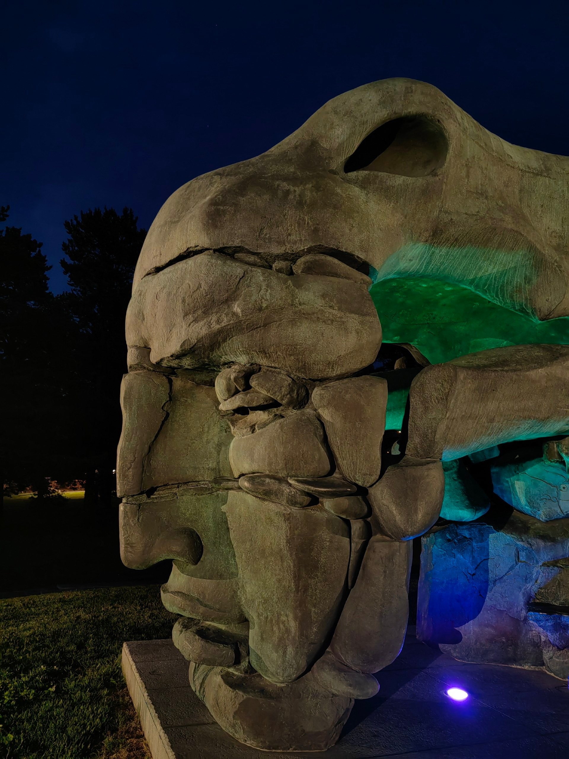 экскурсии Красноярск достопримечательности интересные места в Красноярске что посмотреть где побывать Сибирь скульптура Трасформация скульптор Даши Намдаков памятник СФУ фотосессия фотограф Красноярск индивидуальный личный гид по городу путеводитель Красноярск туризм