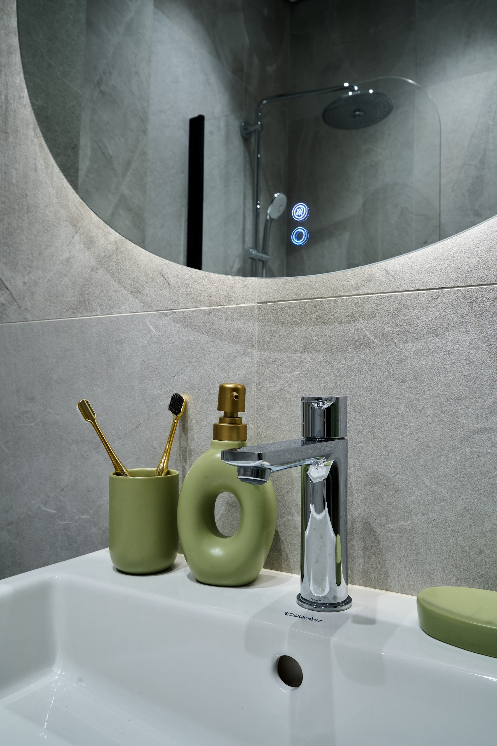 Детальная проработка кадра: как фотограф раскрывает потенциал интерьера при дневном и искусственном доступном свете