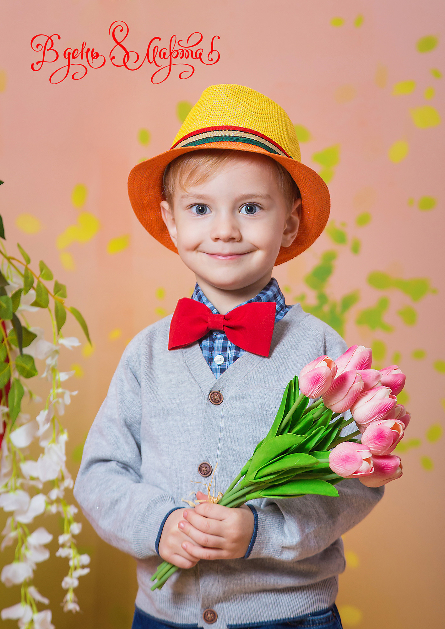 Тематическая выездная костюмированная фотосессия в детском саду к 8 марта. Мальчик с тюльпанами.