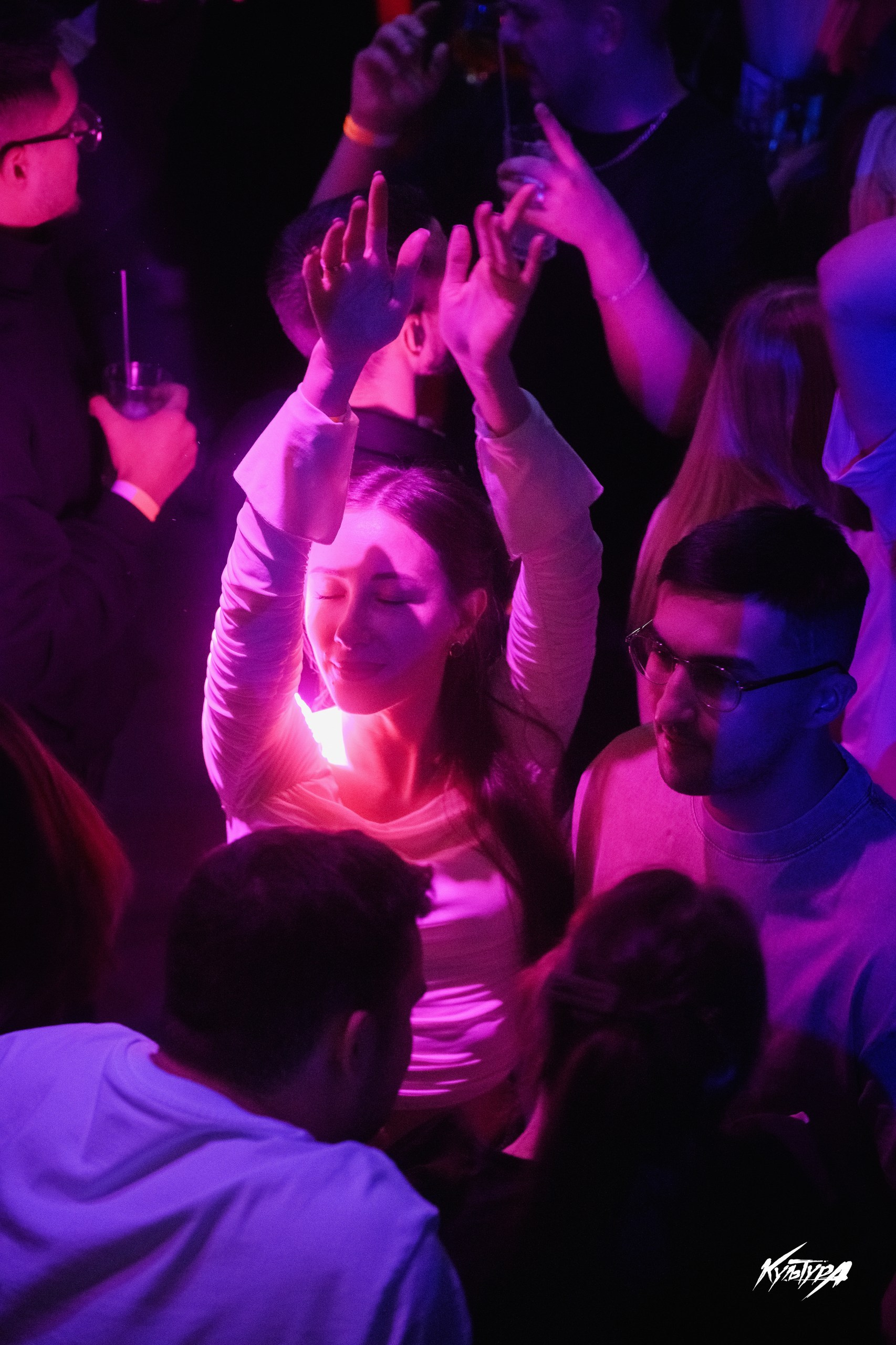 Фотосъемка в ночном клубе в Петропавловске-Камчатском, Репортажная съемка в клубе в Петропавловске-Камчатском, Профессиональная съемка ночной жизни в Петропавловске-Камчатском, Энергичные и атмосферные фото в клубе Камчатки, Стоимость и цена услуг клубной фотосъемки в Петропавловске-Камчатском.