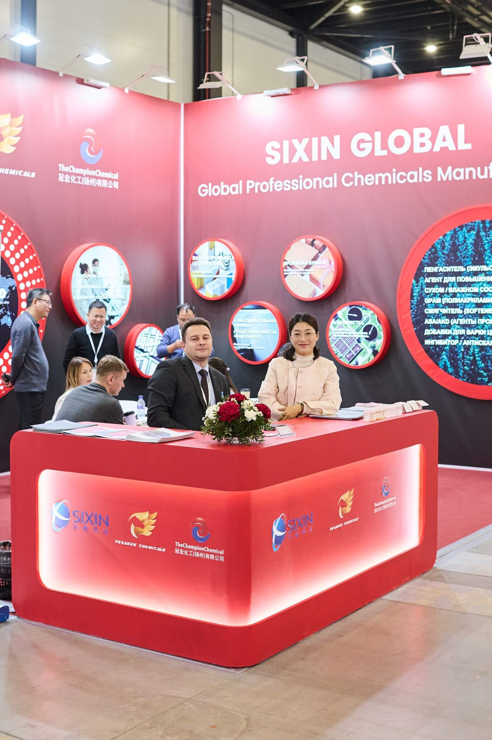 Красный стенд компании Sixin Global (Global Professional Chemicals Manufacturers).