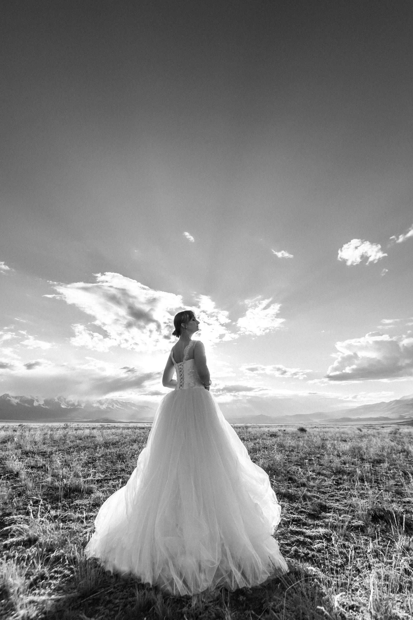 Светящийся образ невесты на фоне красивого заката