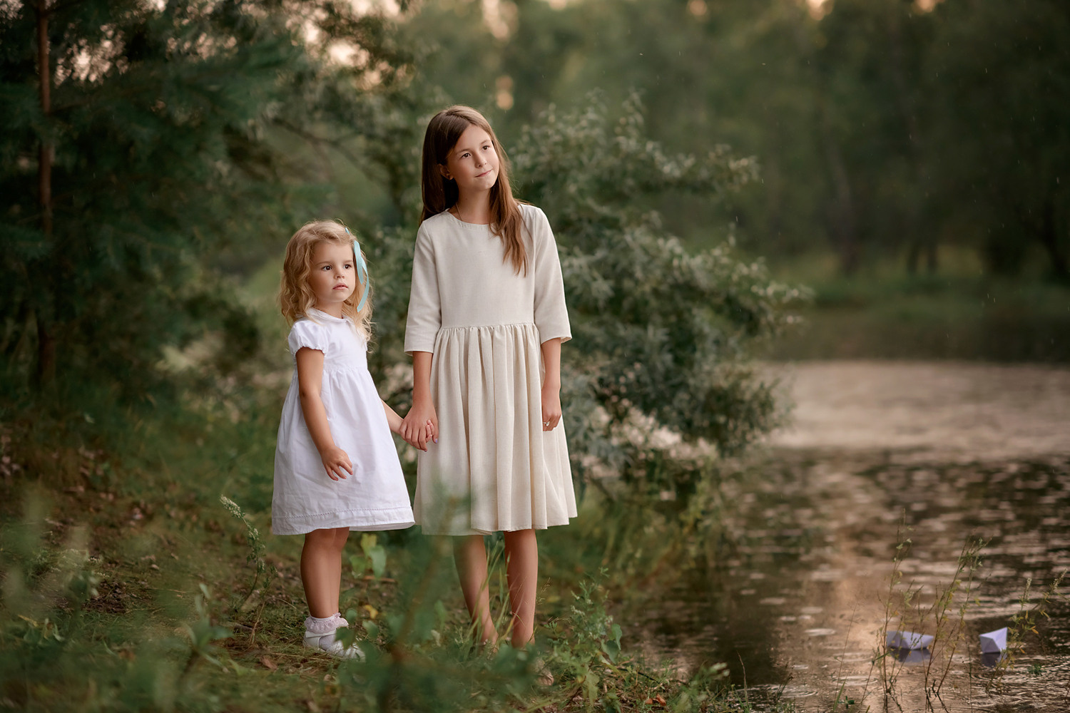 Семейная фотосессия на природе, у реки на острове Татышев в Красноярске.