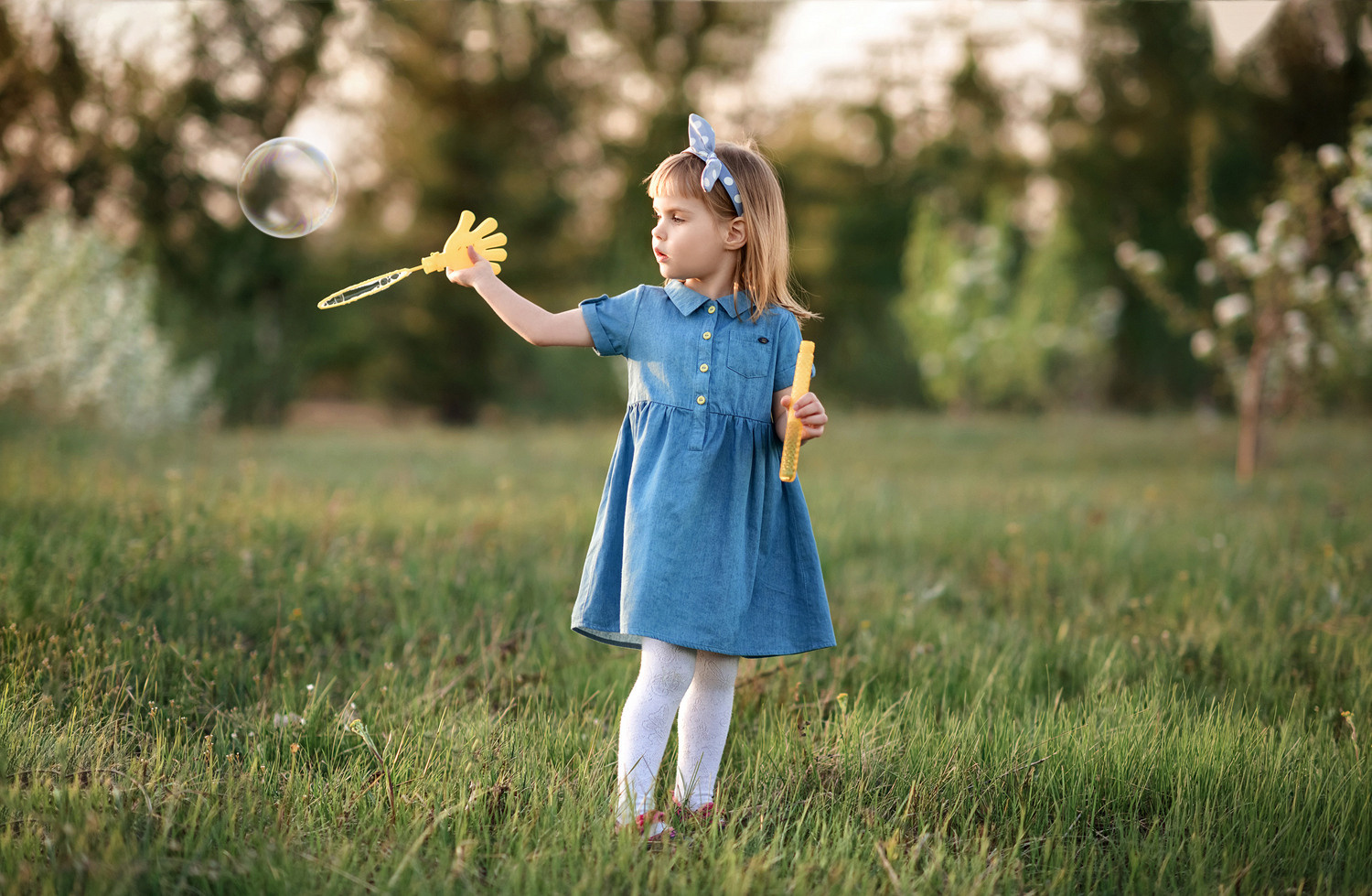 Детская прогулочная фотосессия с мыльными пузырями на закате.