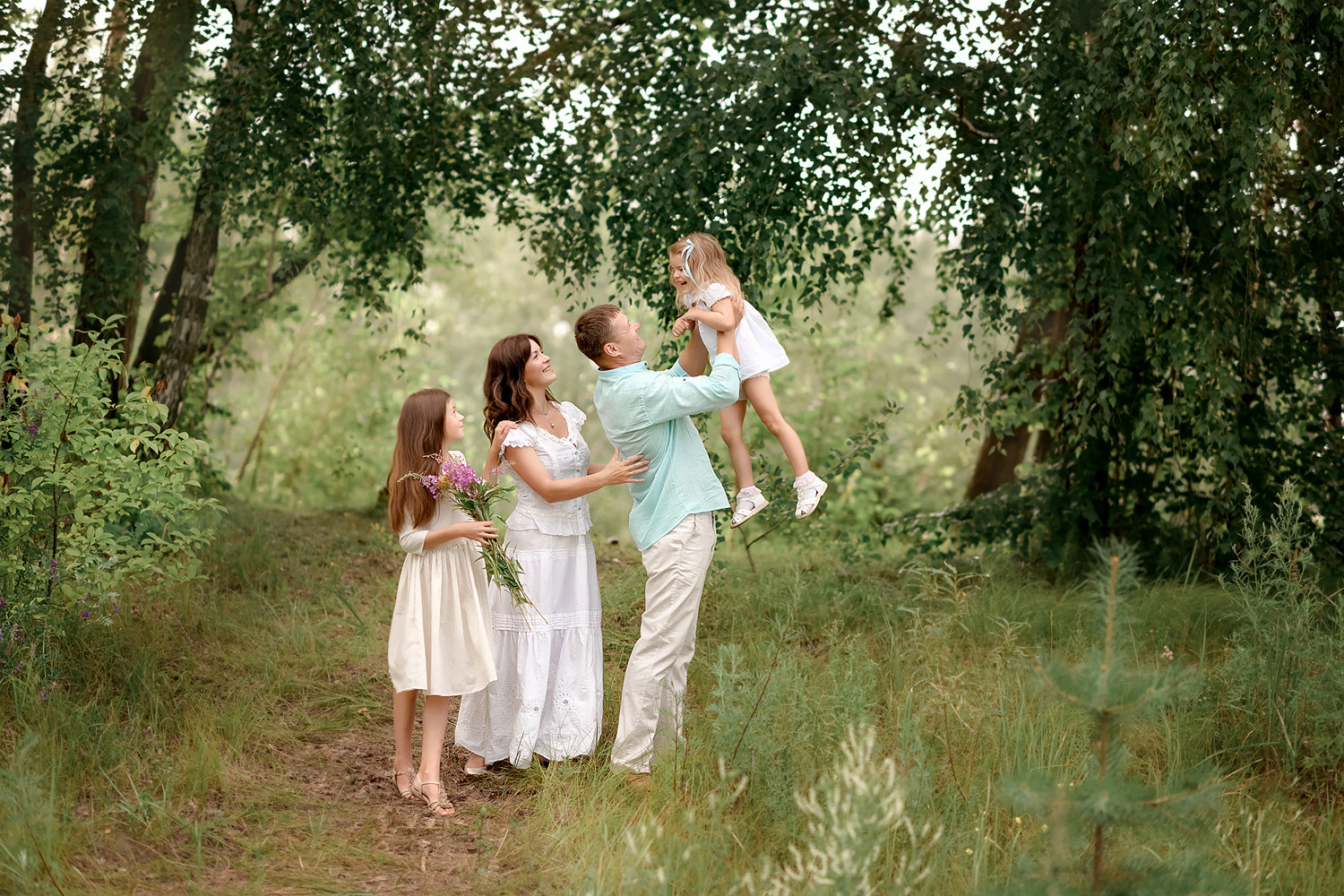 Семейная фотосессия в Красноярске на острове Татышев. Фотопрогулка с детьми.
