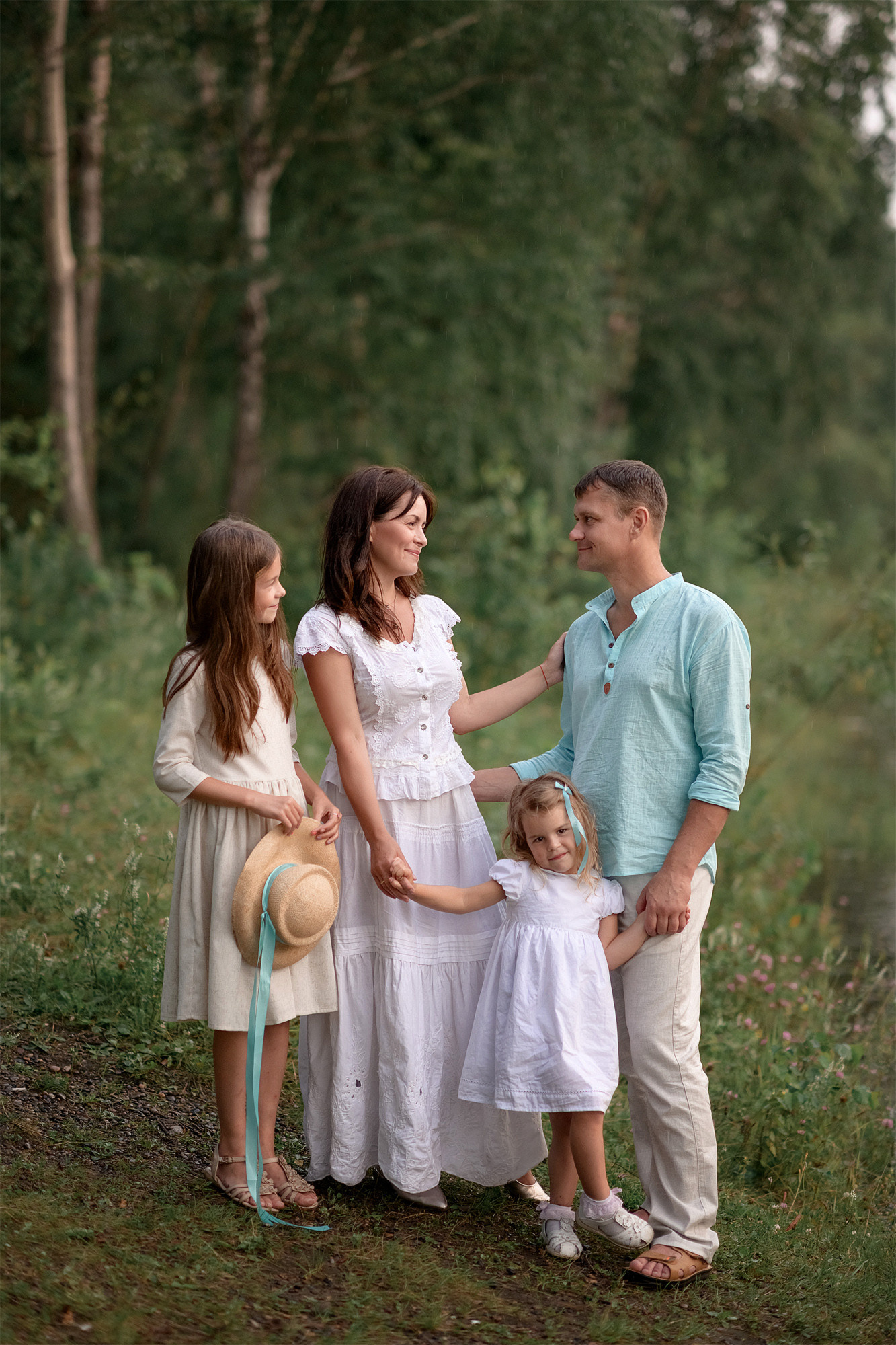Семейная фотосессия с детьми на природе.