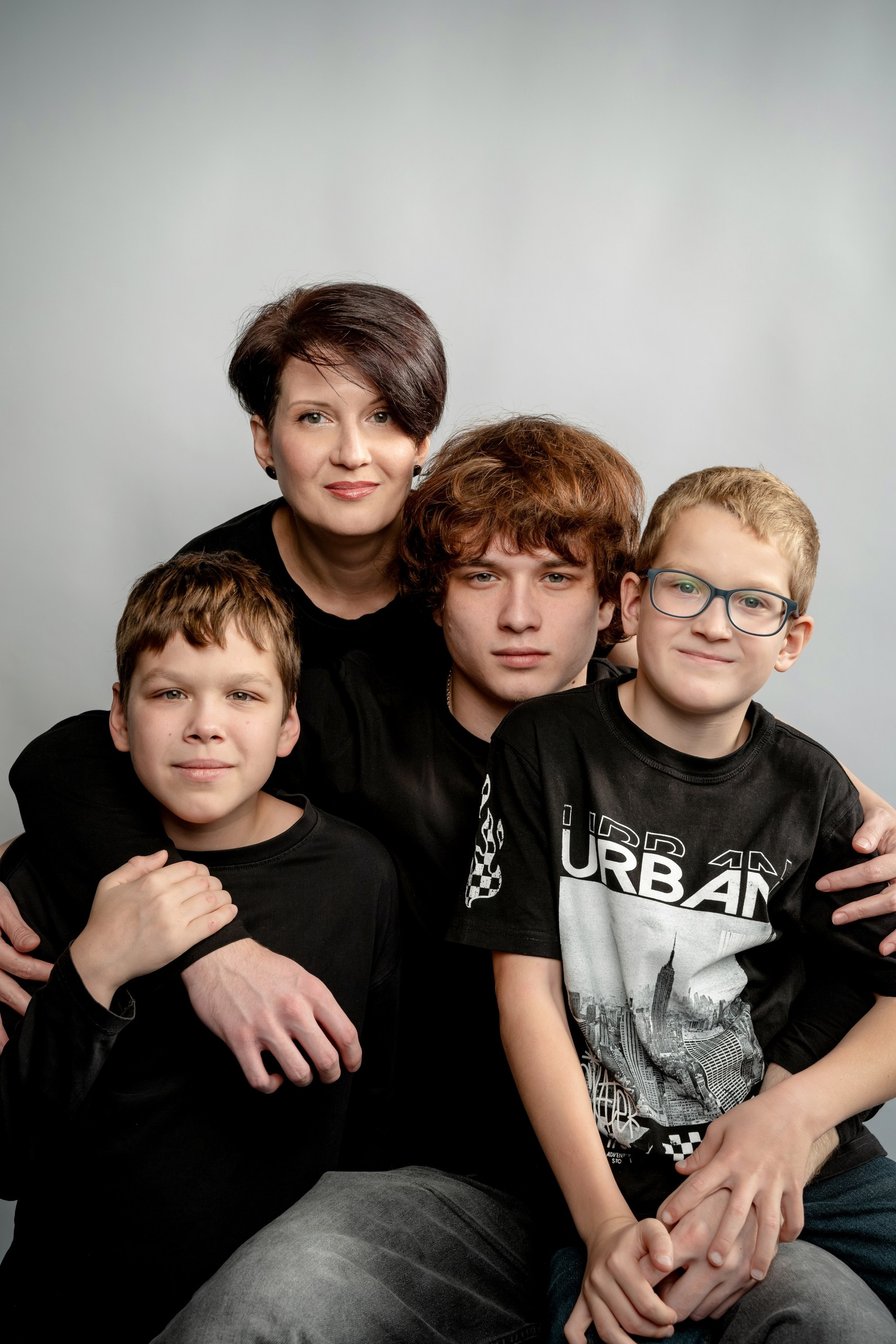 Женя с сыновьями — минимализм в лофте. Фотограф и видеограф в Тюмени Анна Жагорина, ваши фото еще не отдавали так быстро!