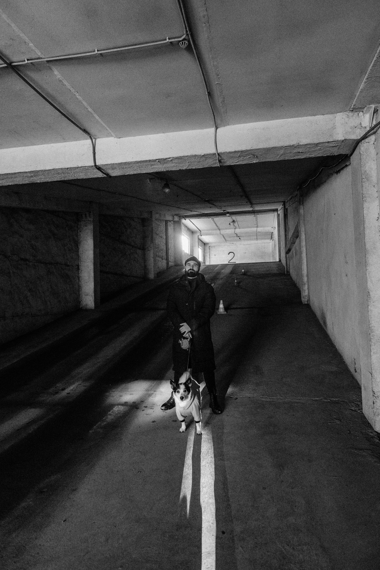 Мужская фотосессия с собакой в Тюмени — Саша и Тони. Фотограф Дарья Мустафина, Тюмень