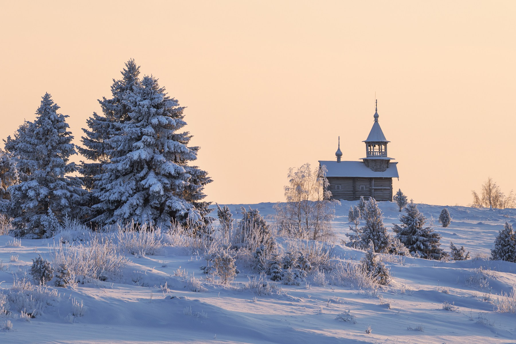 Русский Север, остров Кижи, часовня Спаса Нерукотворного Образа из Вигова на Нарьиной горе