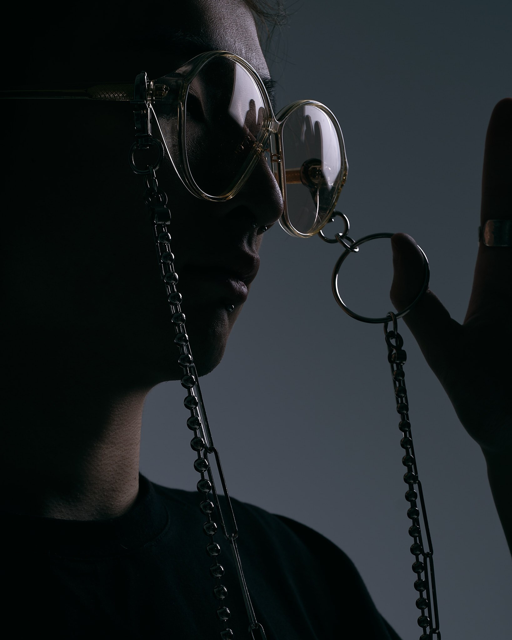 Рекламная съёмка аксессуаров в стиле streetwear, тёмный фон