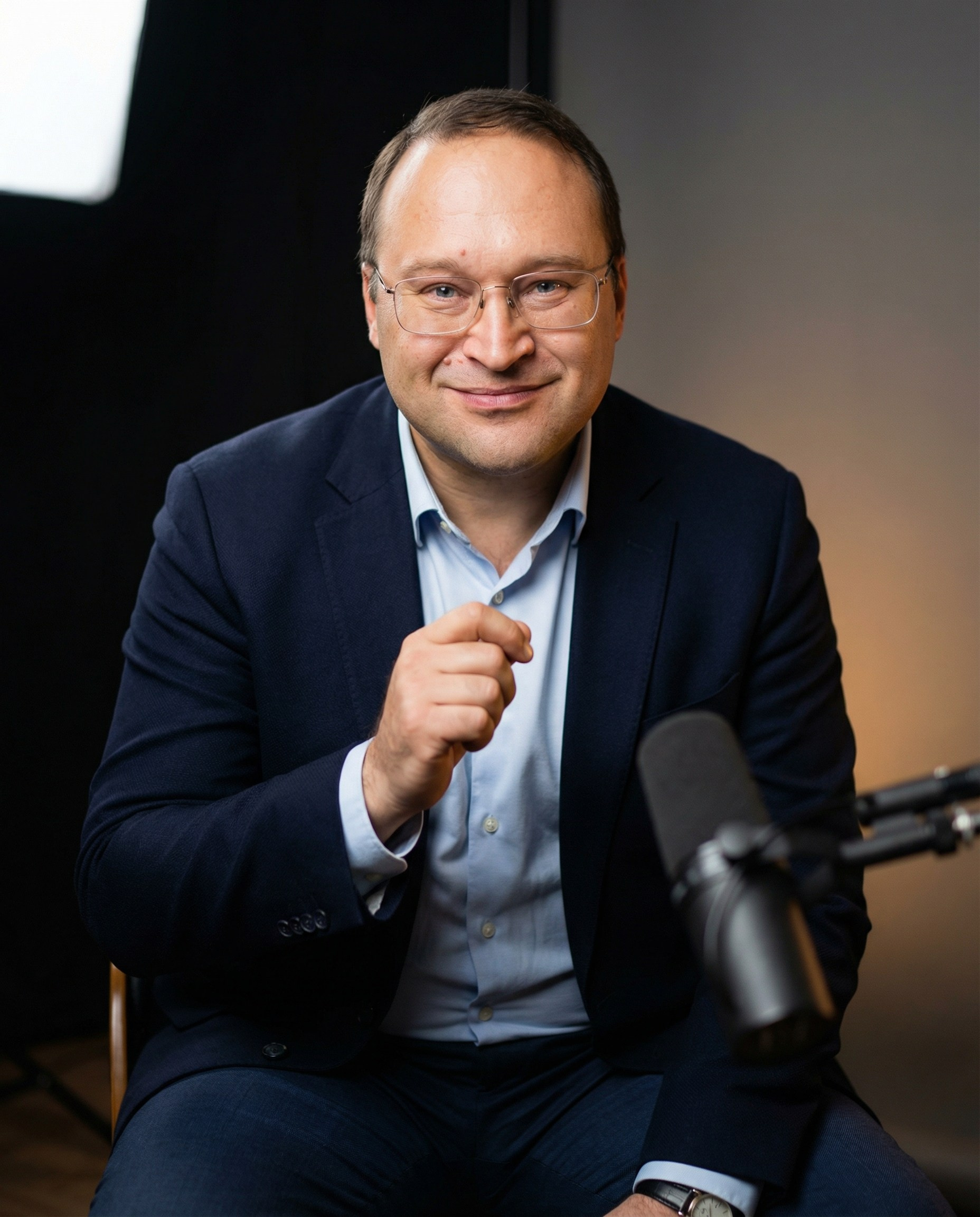 Контент-съемка для коуча и бизнес-тренера — студийный портрет с микрофоном для соцсетей, сайта и видеообложек