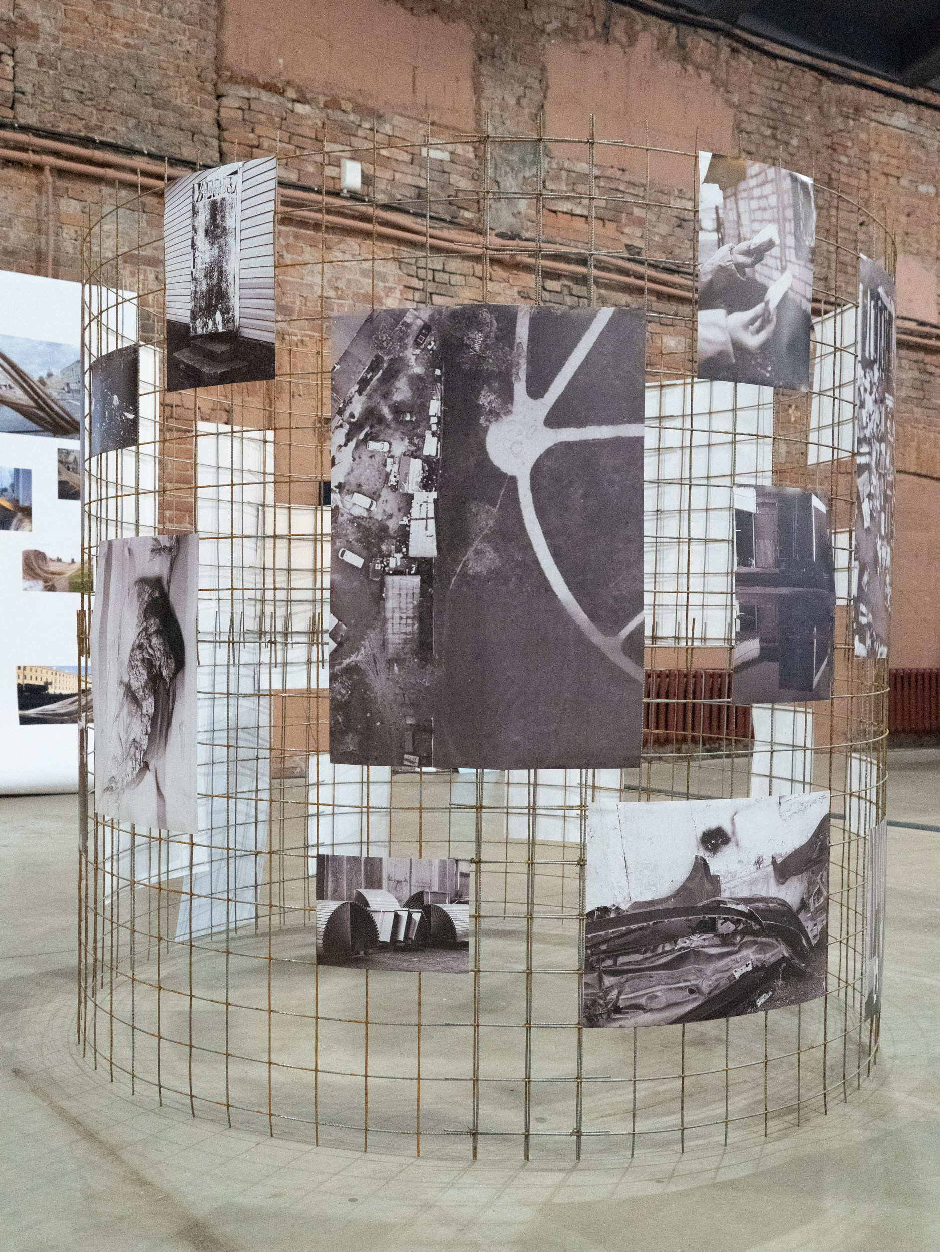 Инсталляция «Границы видимого» в рамках групповой выставки «Как встретиться с людьми?», Брусницын холл, 2025. Главная