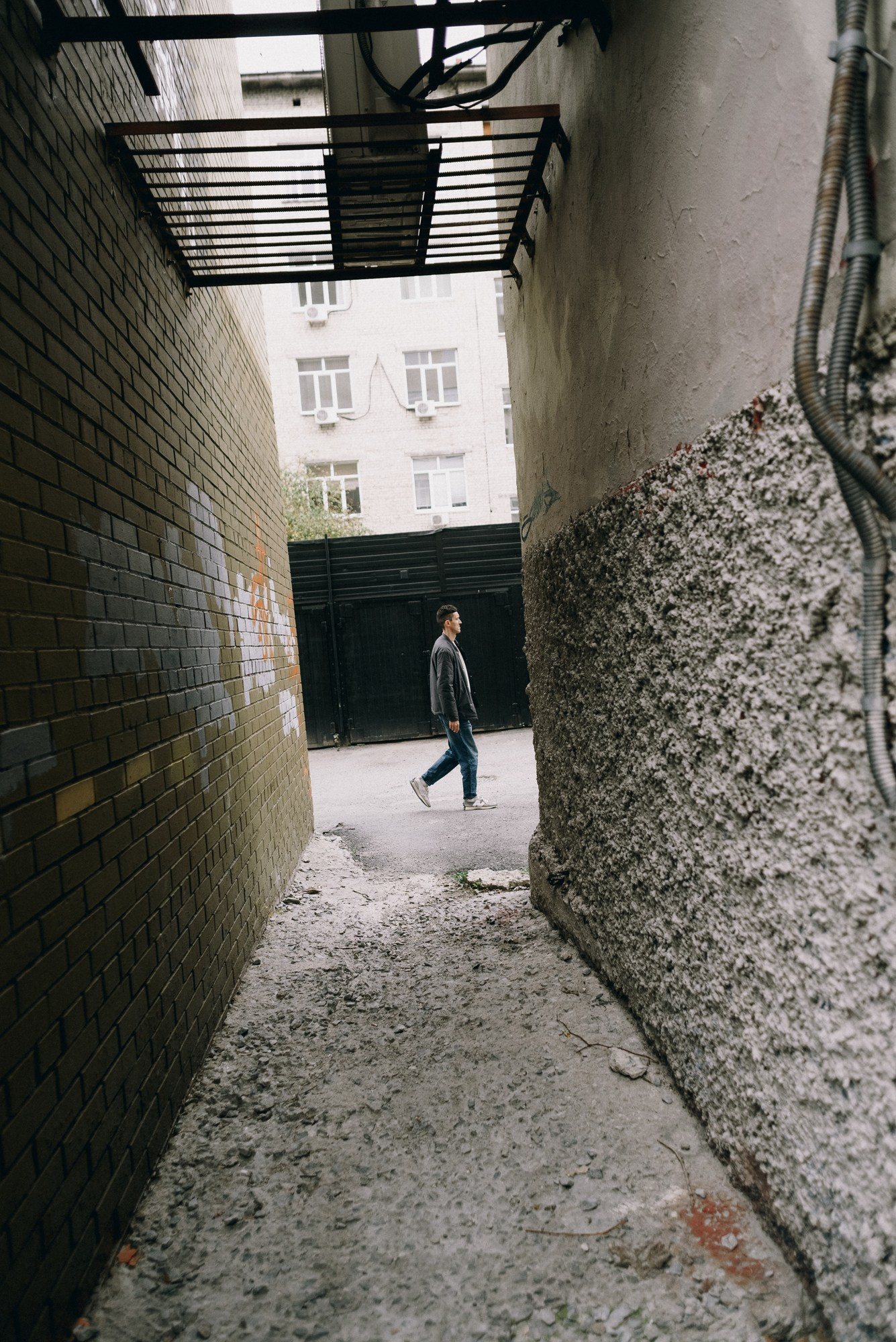 Мужская стрит-фотосессия в Тюмени | Уличный фотограф Дарья Мустафина. Портретный фотограф Тюмень Дарья Мустафина