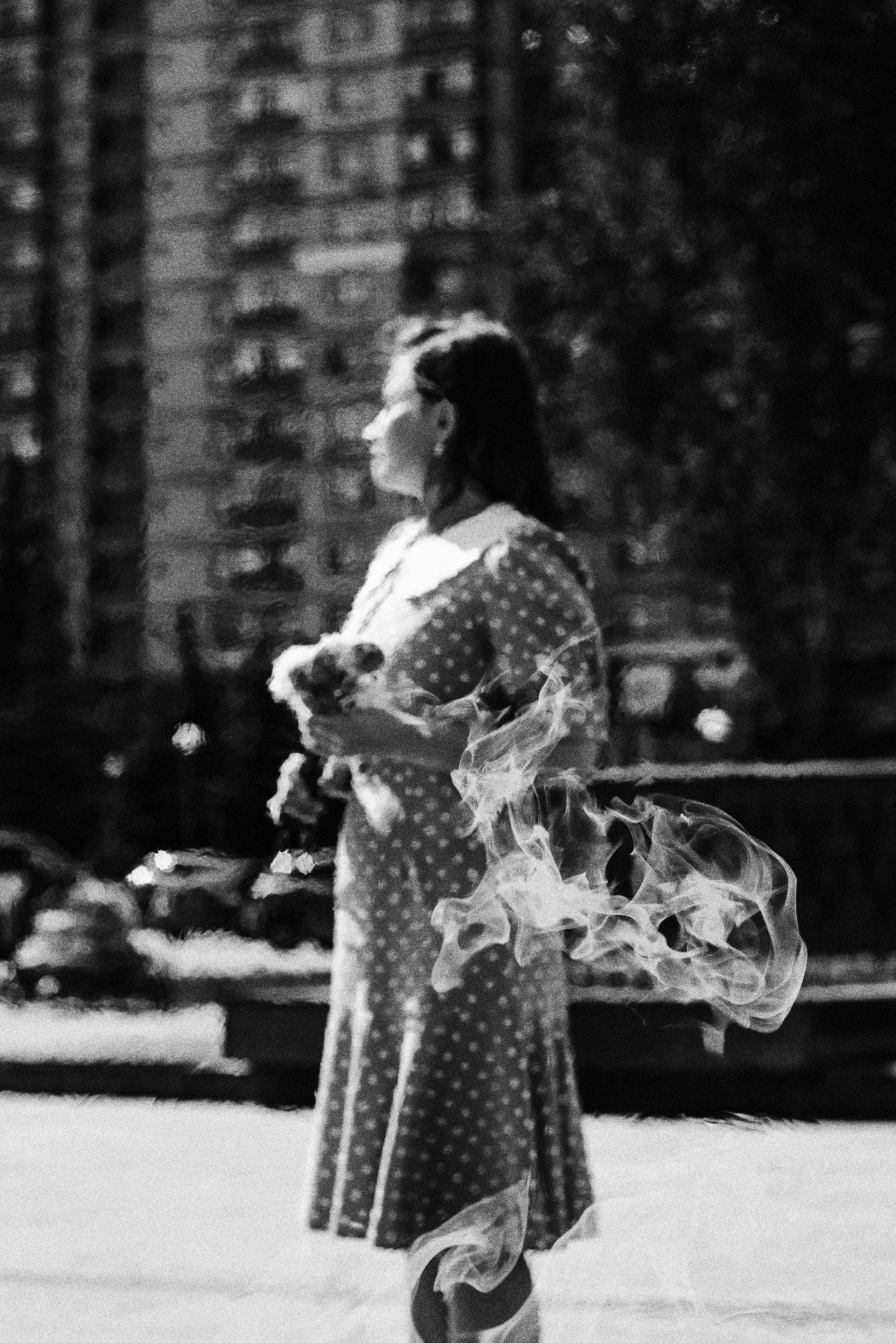 Женский образ в стиле военных лет, съемка среди цветущих яблонь