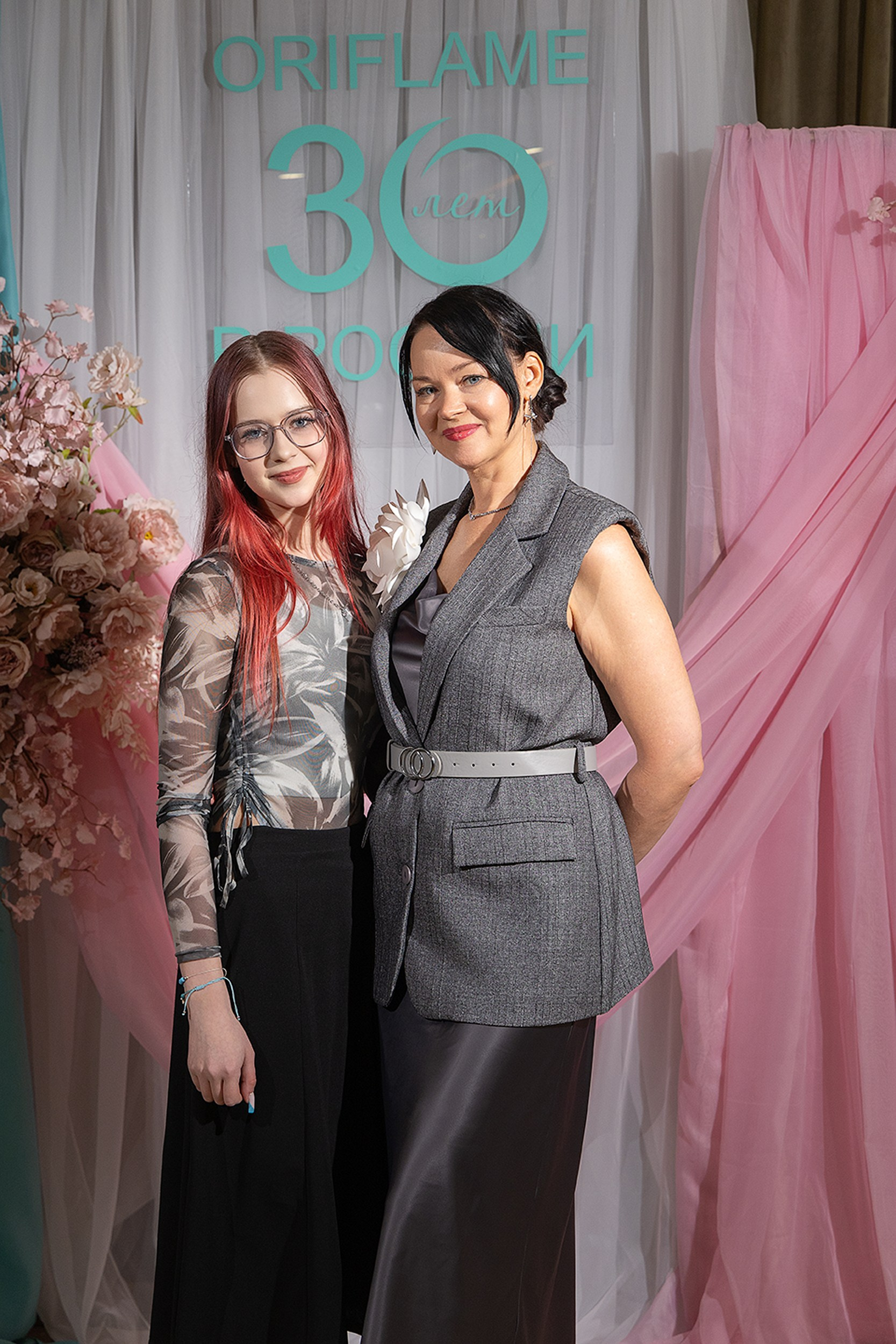 Постановочная фотосъемка у банера на мероприятии